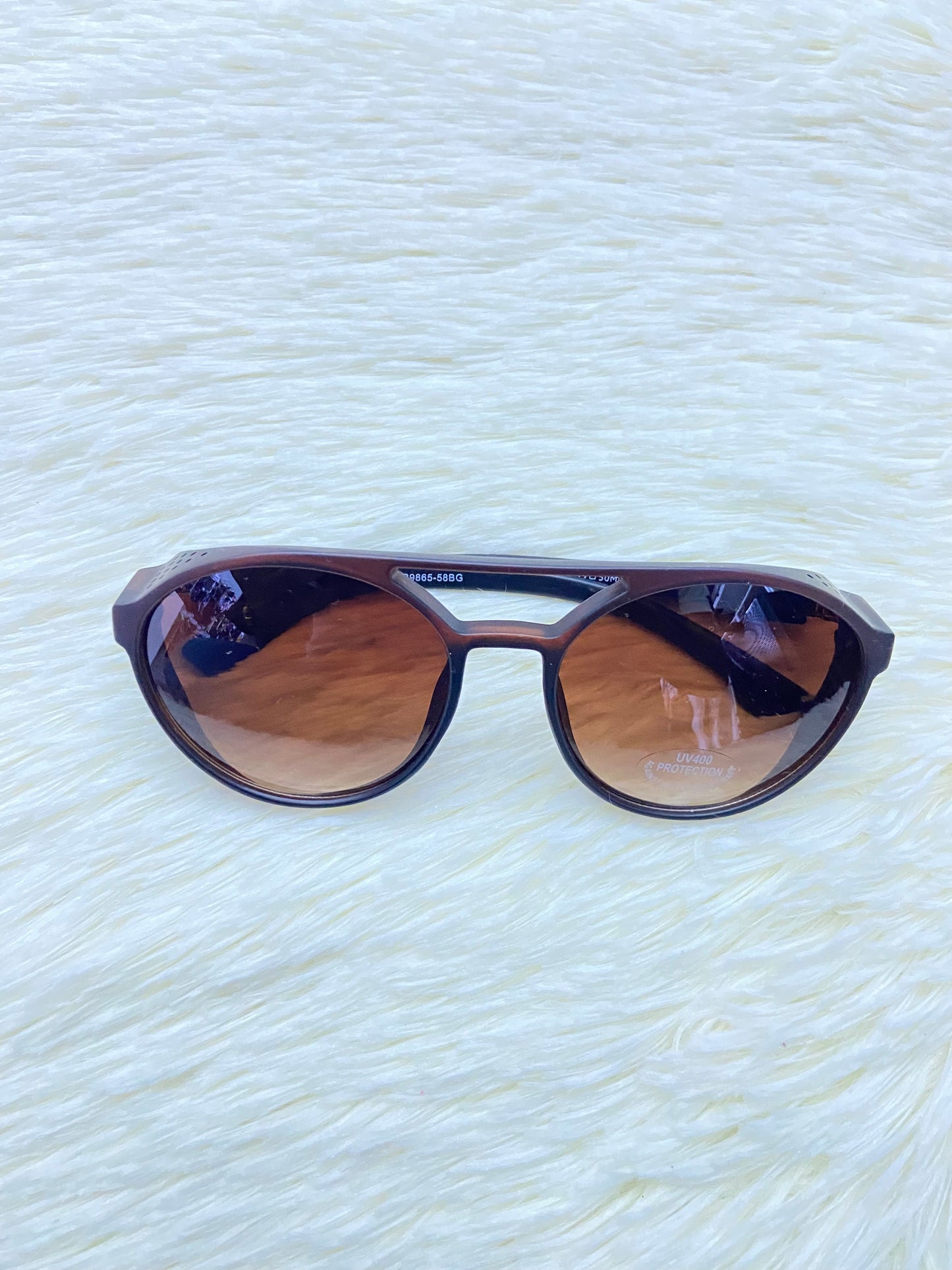 Lentes, marron con micas claras redondos y protecciones UV 400.