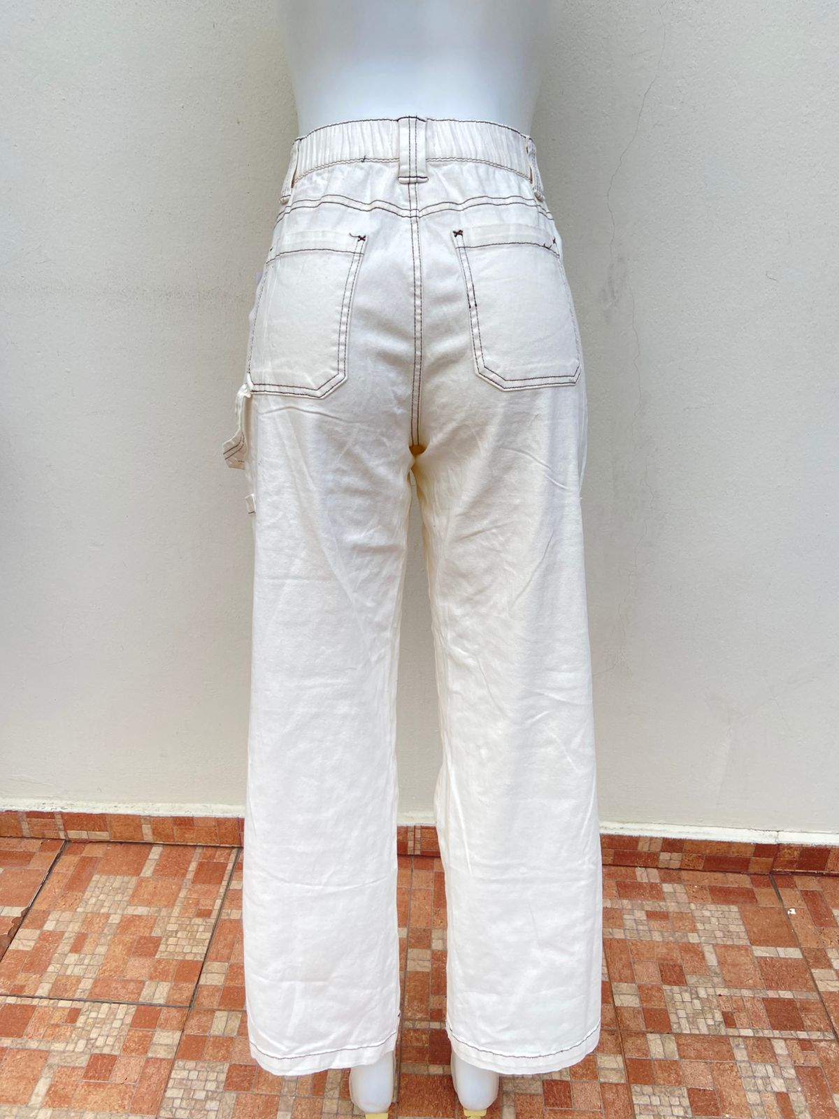 Pantalon Cargo Forever21 Original, color blanco hueso con bolsillos a los lados.
