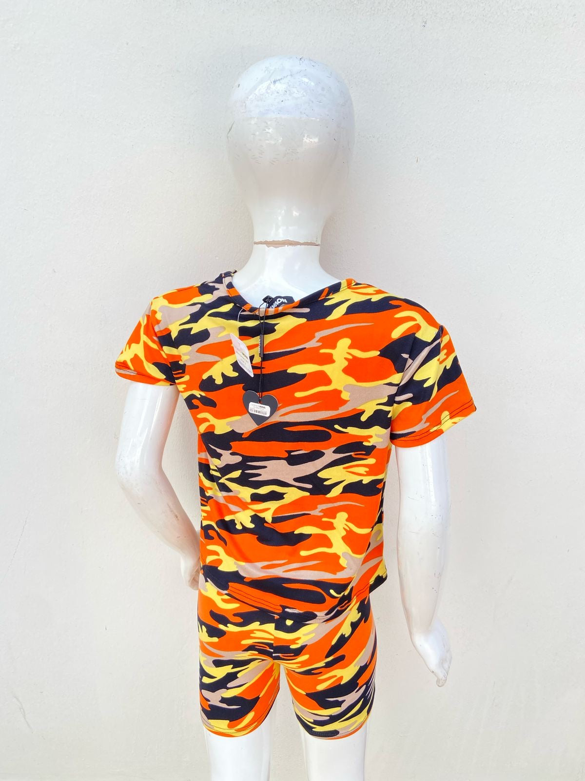 Conjunto FASHION NOVA Kid original, naranja con camuflaje militar con amarrillo, crema y negro.