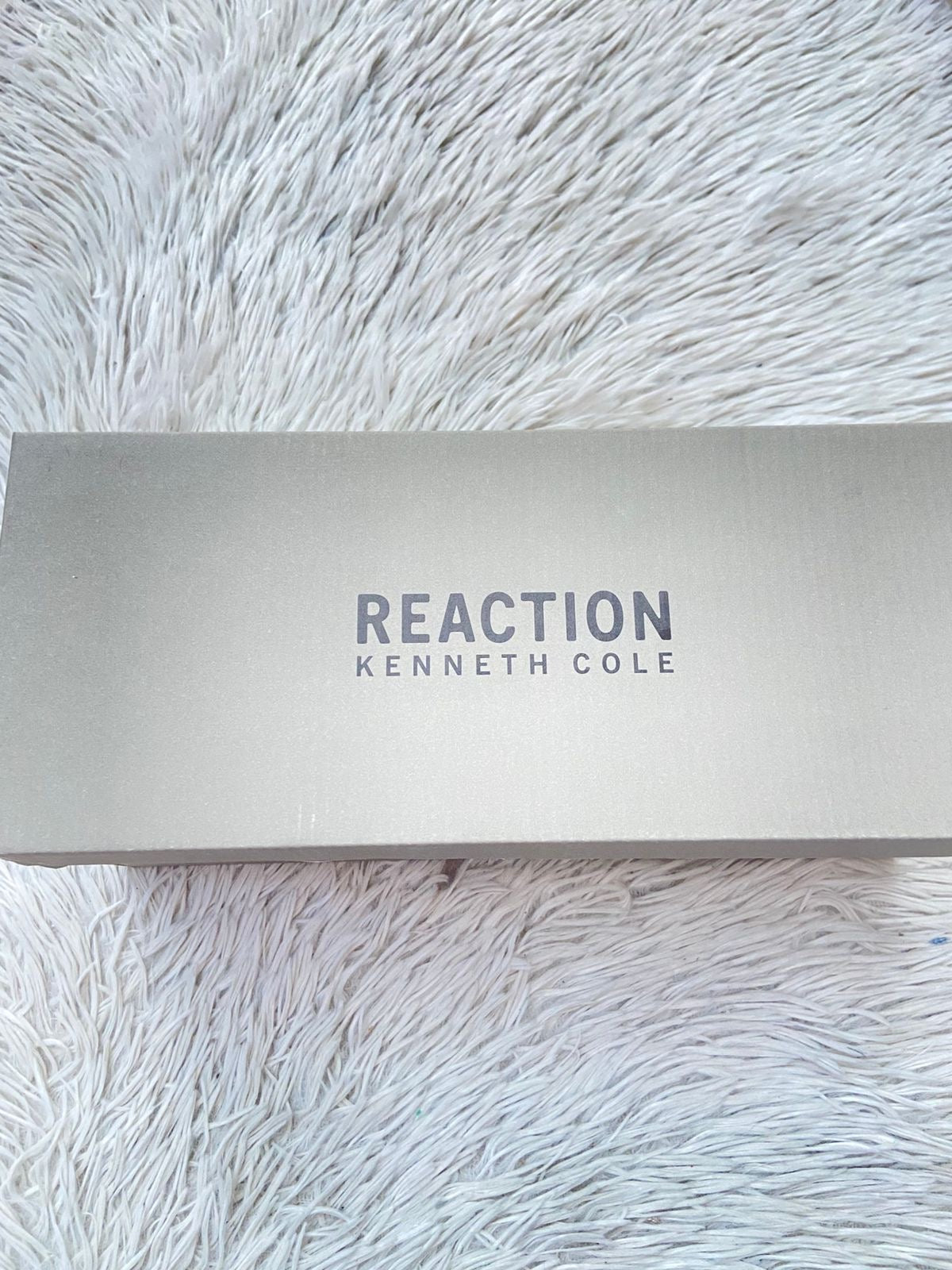 Sandalias KENNETH COLE REACTION Original, en color negra con fondo beige y detalle de evilla circular al frente