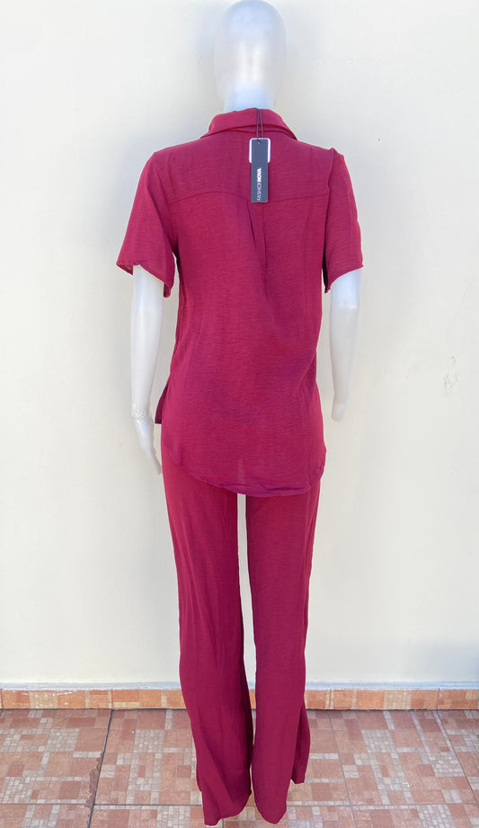 Conjunto, rojo vino de pantalon y camisa liso.