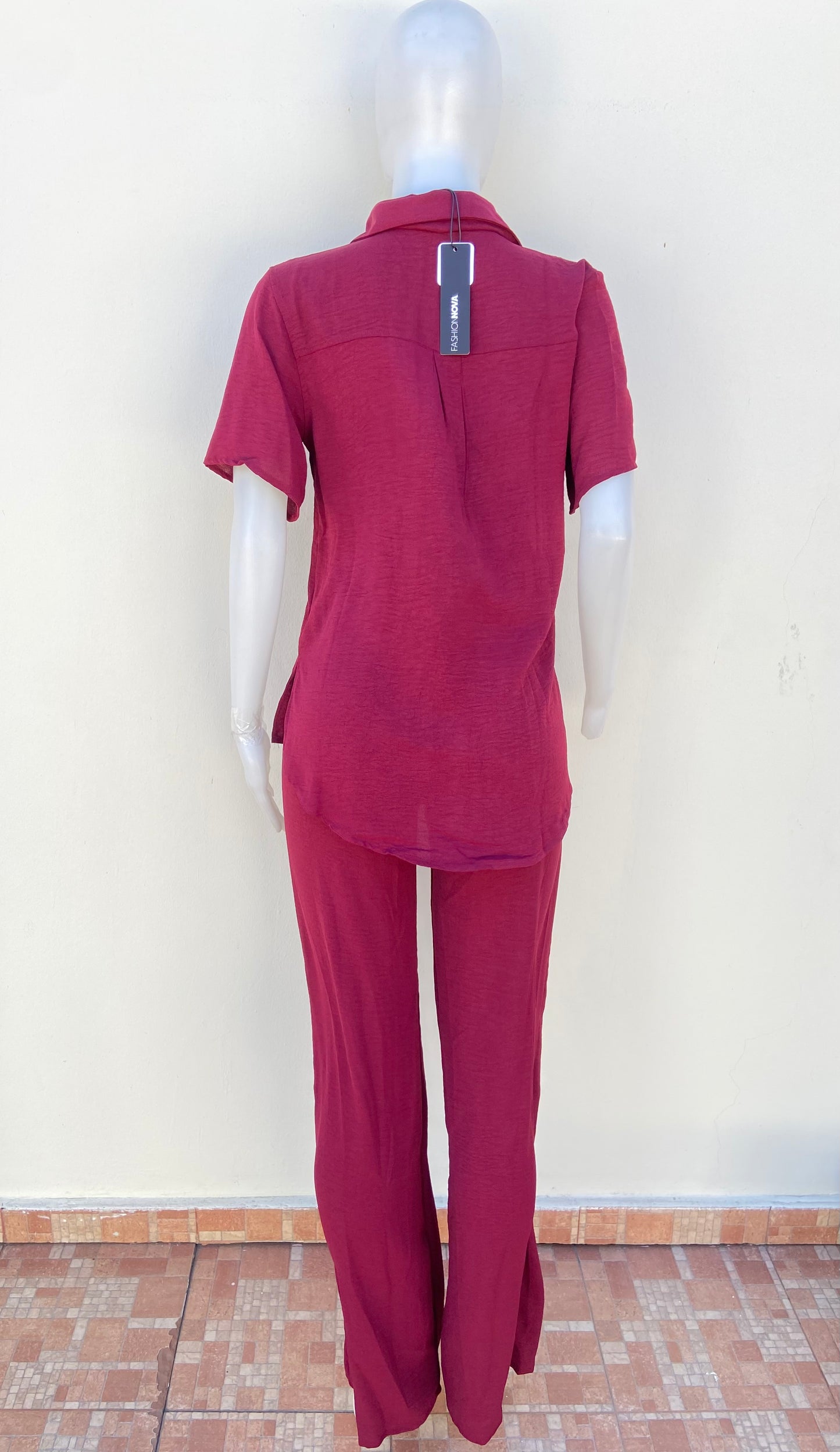 Conjunto, rojo vino de pantalon y camisa liso.