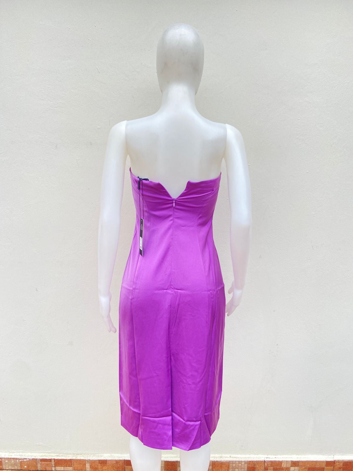 Vestido color lavender morado, Escote recto elegante. Diseño sin mangas. Cierre trasero con zipper