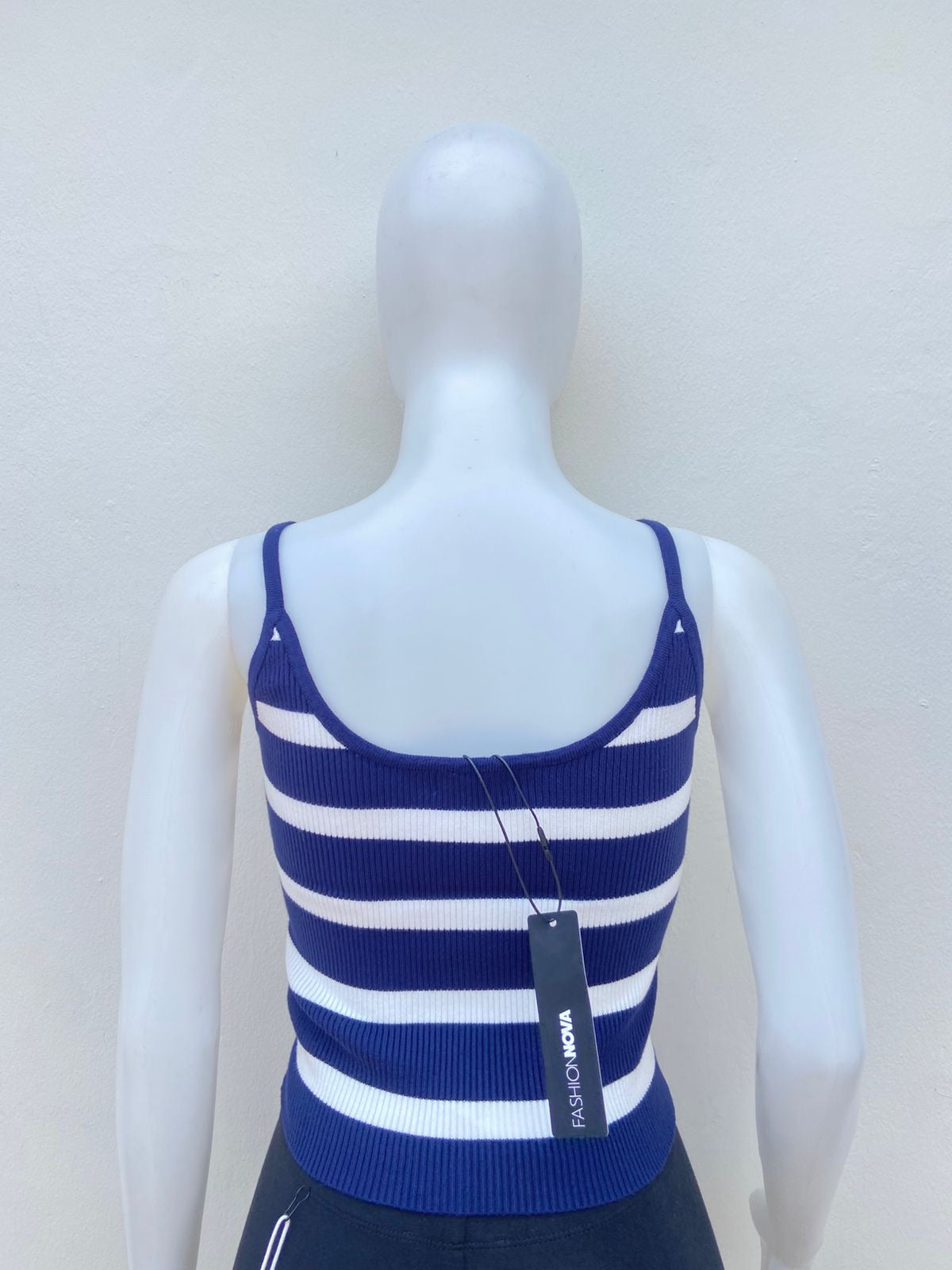 Top, azul marino con rayas en color blanco y bandera de USA en frente.