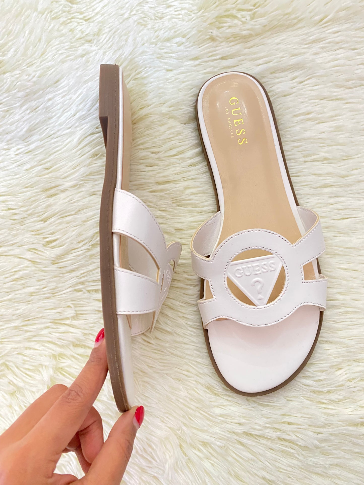 Sandalias GUESS original, blanca con crema y letras GUESS ? en frente.