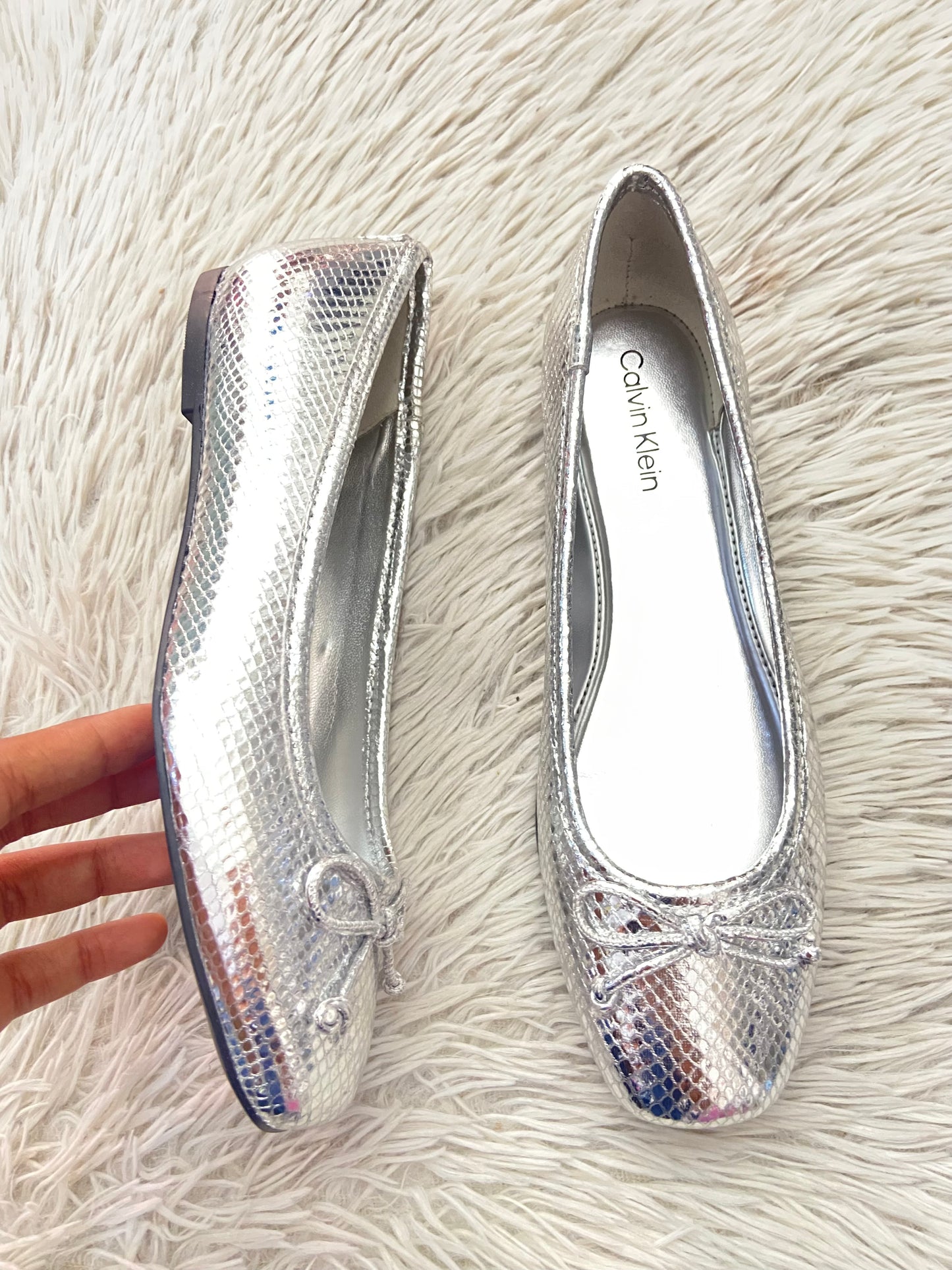 Zapatos CALVIN KLEIN original, color plateado con moño en frente, estampado de animal print