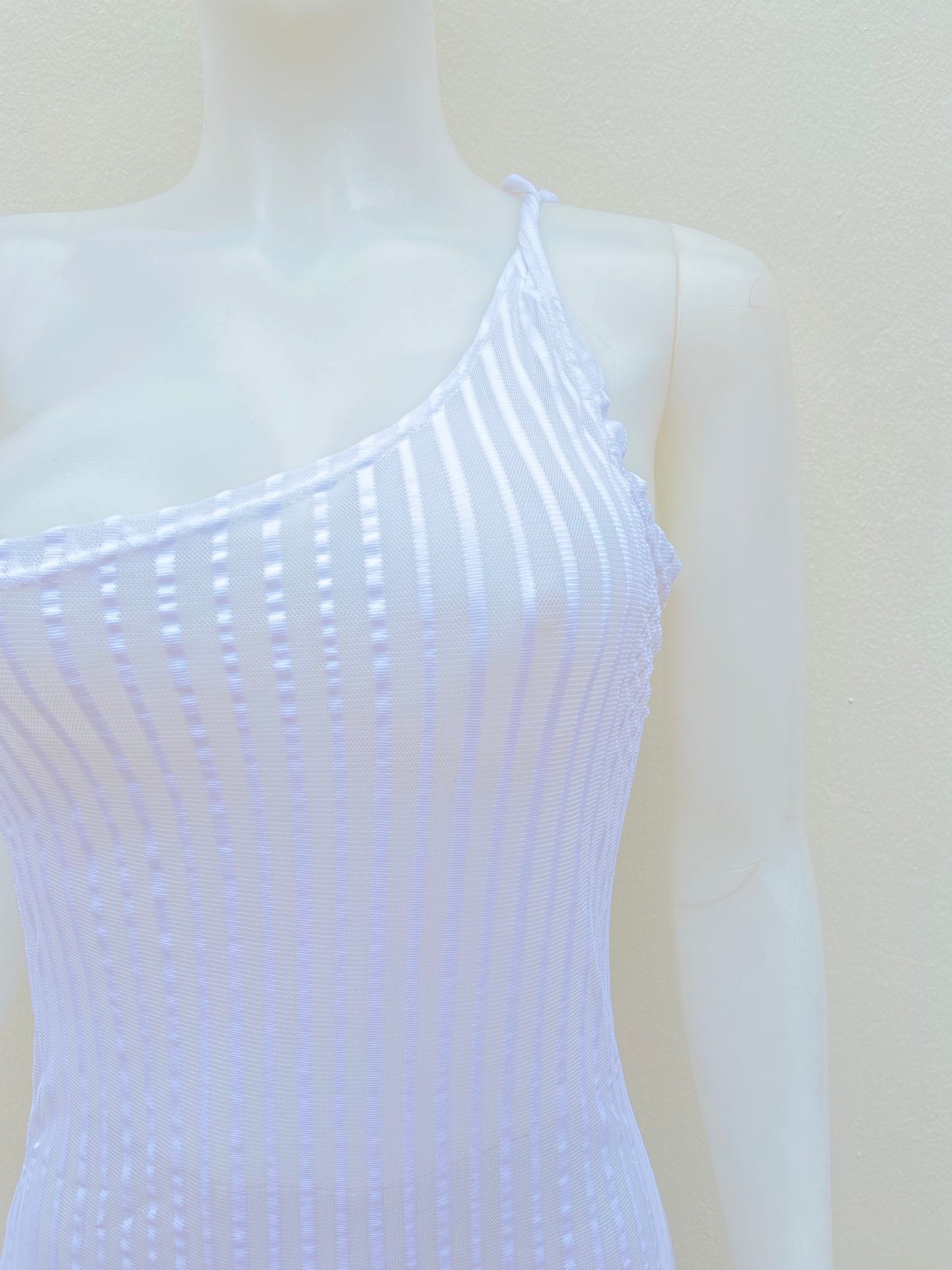 Vestido/ Cover Up, blanco transparente, de un solo hombro.