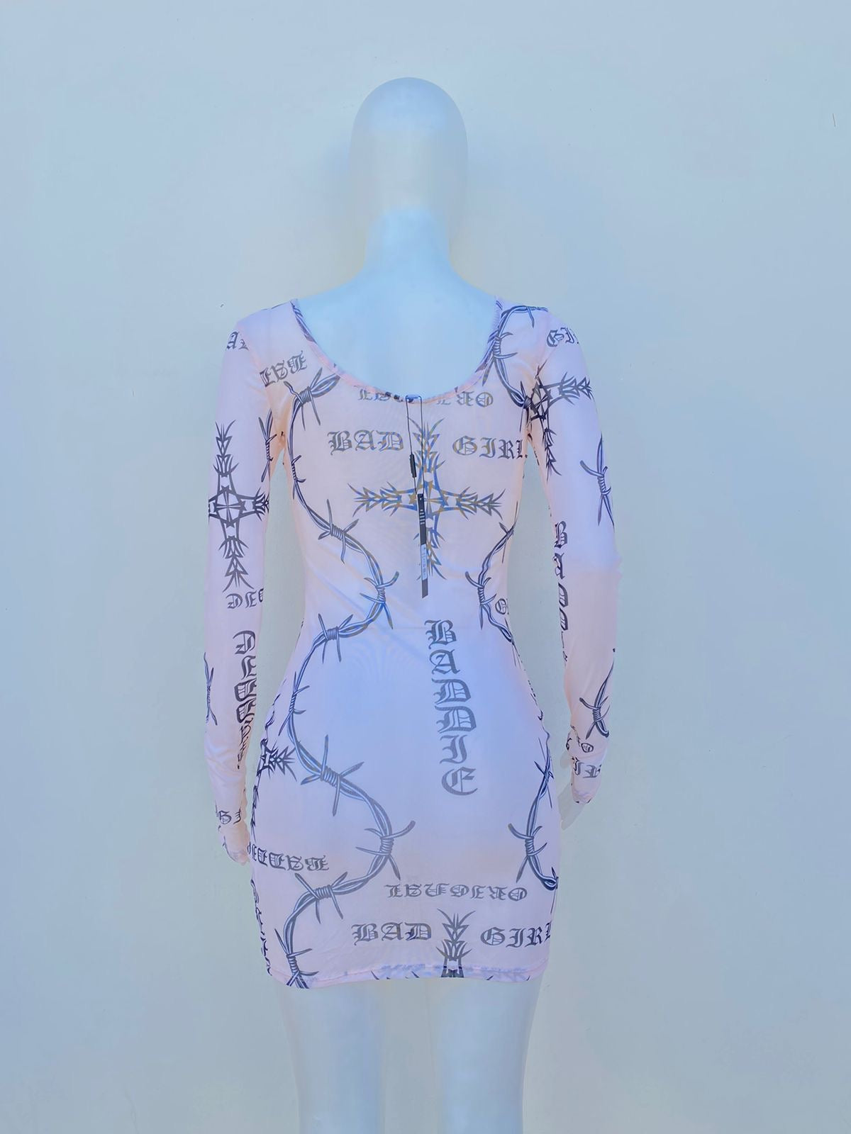 Vestido crema con estampado de púas.