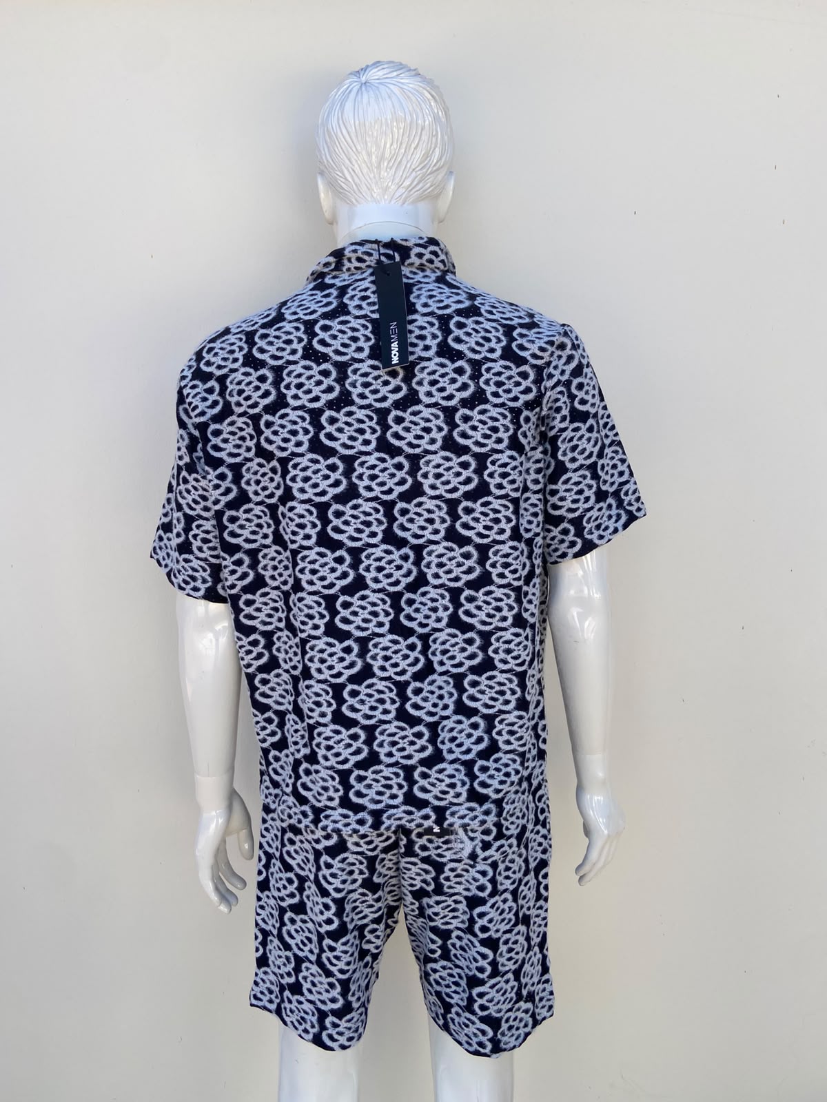 Conjunto, negro con detalles en color blanco camisa y short ajustable.