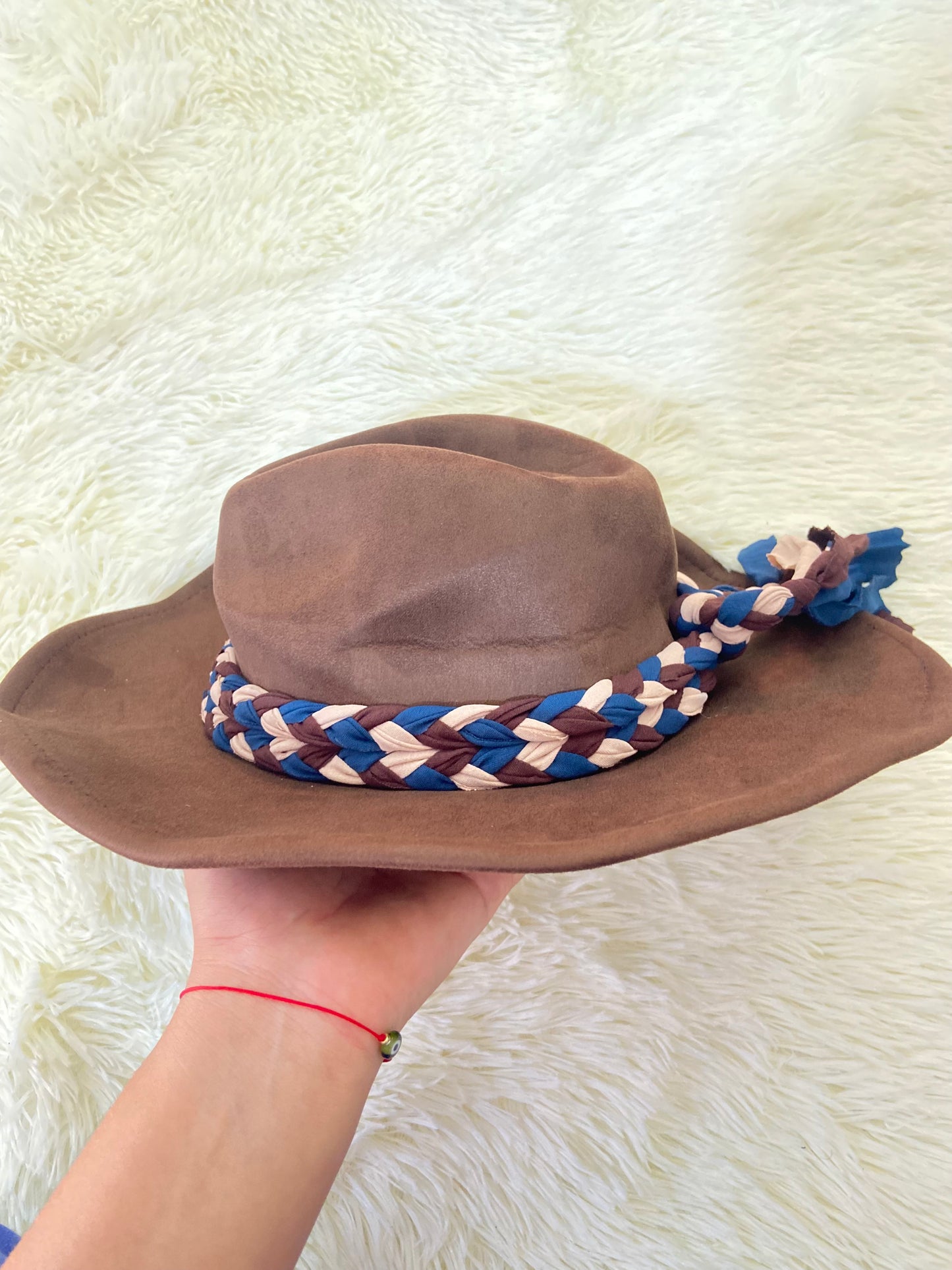 Sombrero, marron con cadena tejida en tela en color marron, crema y azul.