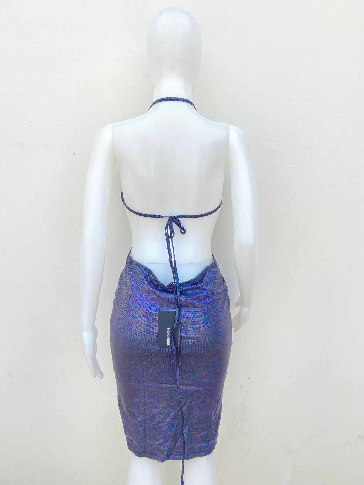 Vestido Morado oscuro de tela brillosa, largo.