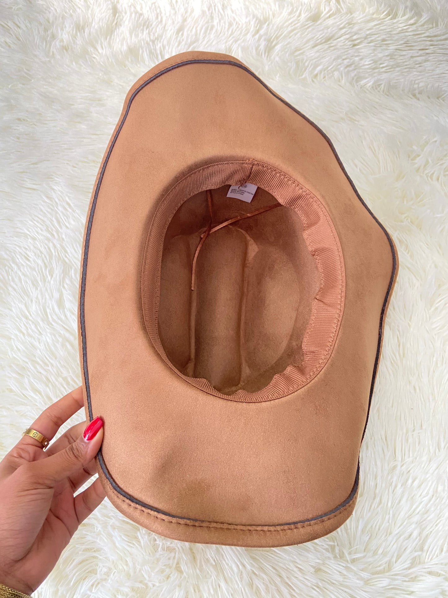 Sombrero, marron/ caramelo con Cadena alrededor en dorado, estilo vaquero.