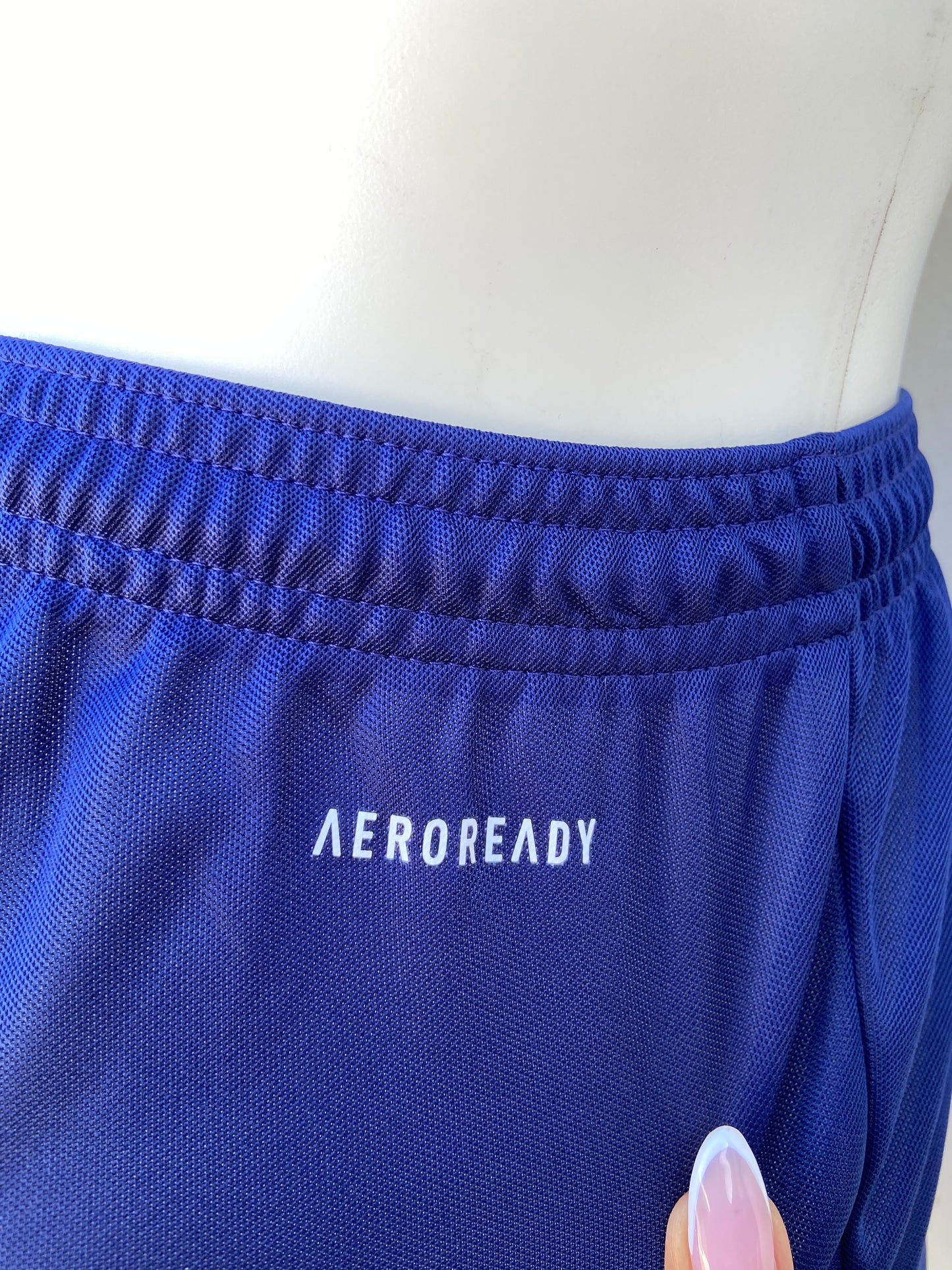 Short Adidas original azul marino con letras y logotipo Adidas en color blanco.