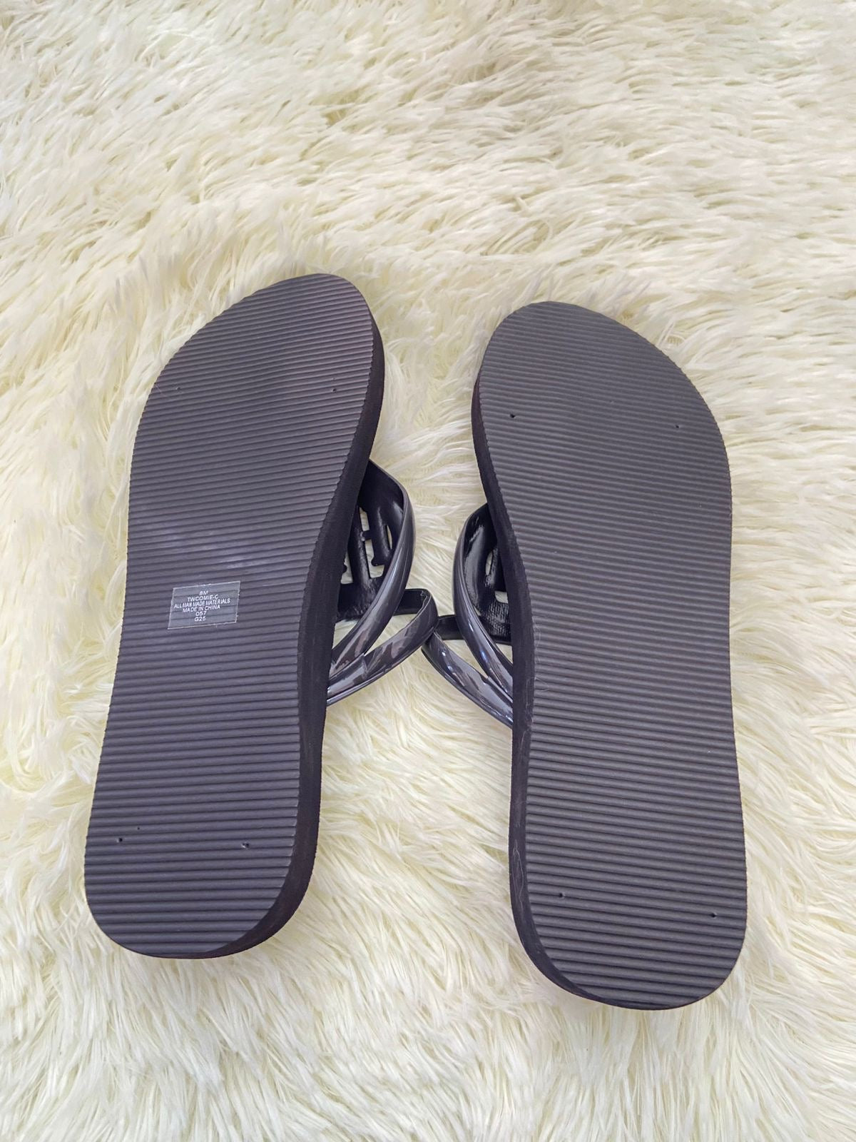 Sandalias TOMMY HILFIGER Original, negra con TH en frente.