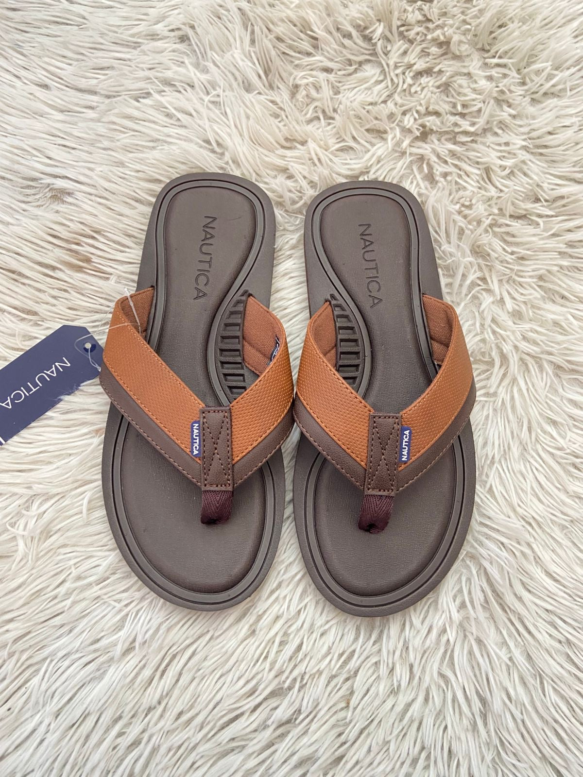 Sandalias NAUTICA original, marrón oscuro con marrón caramelo en frente y nombre de la marca en blanco.