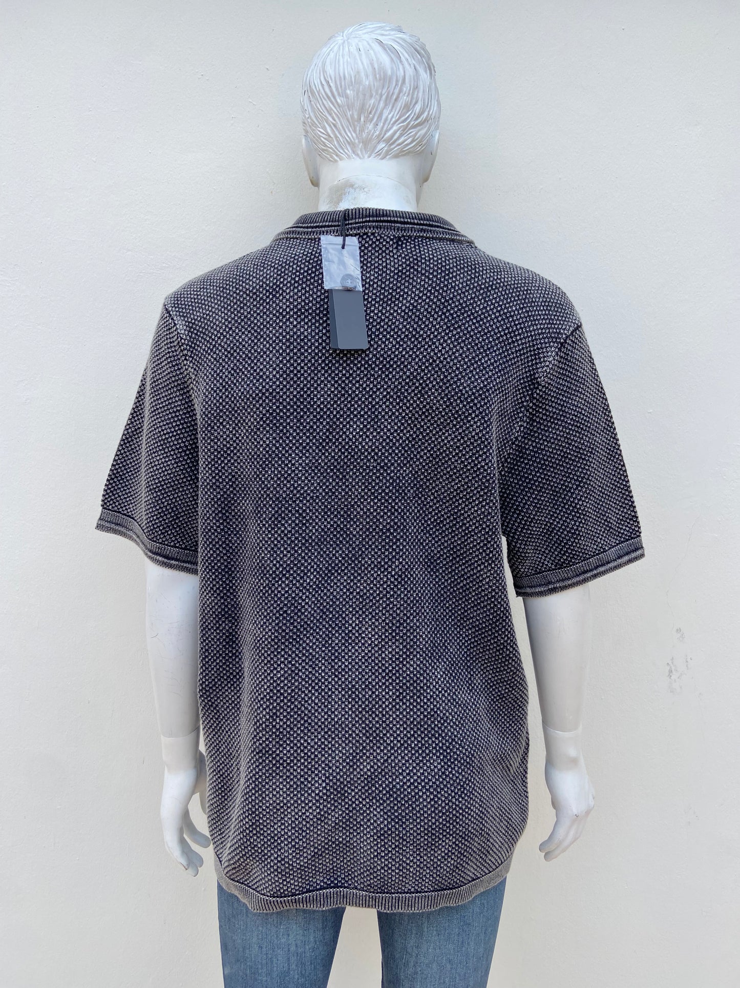 Camisa/ Polocher negro-gris con botones en frentes en color negro.