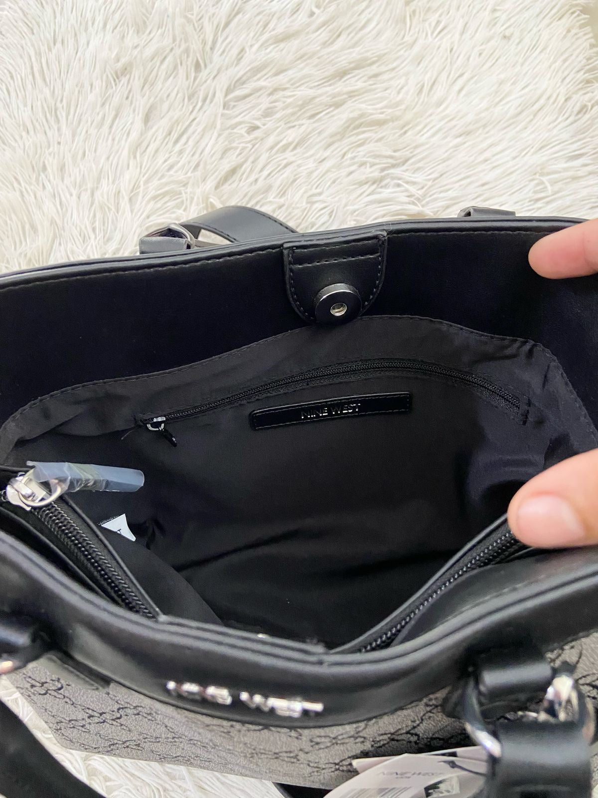 Cartera NINE WEST Original negra con gris, estampado de la marca, correa adiccional y placa de la marca al frente