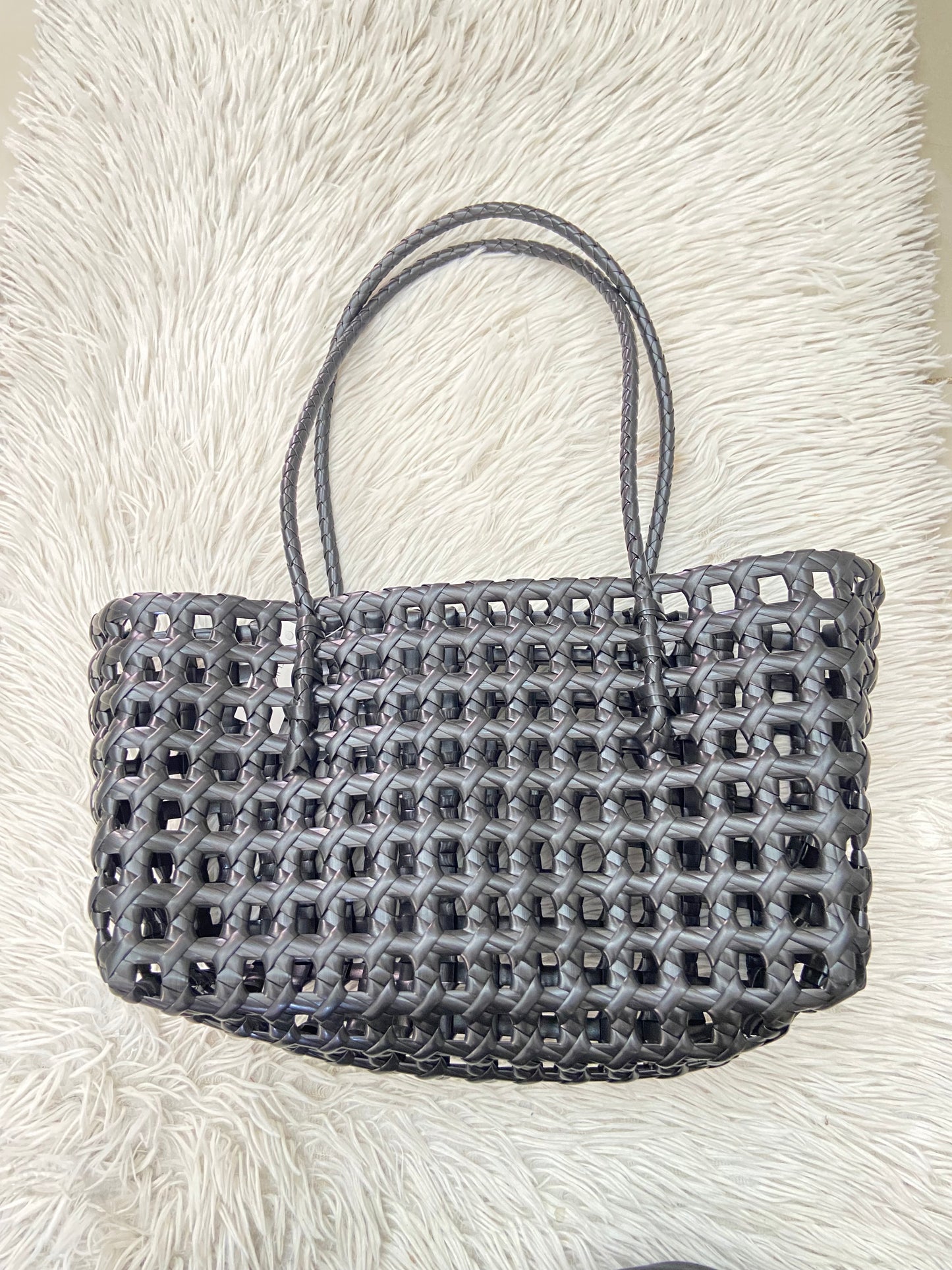 Cartera, negra estilo de muchos cuadros, abiertas.