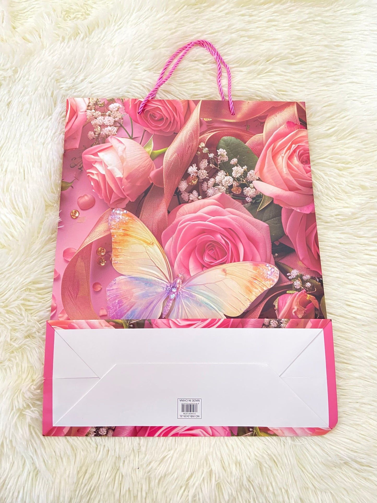 Shopping, rosado con rosas y mariposa en frente.