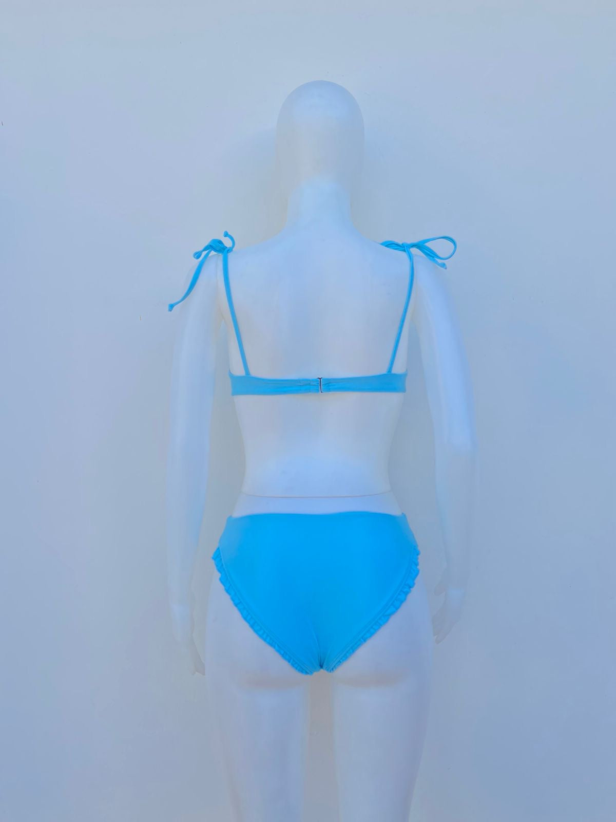 Biquini, de dos piezas azul claro con lazos ajustables.