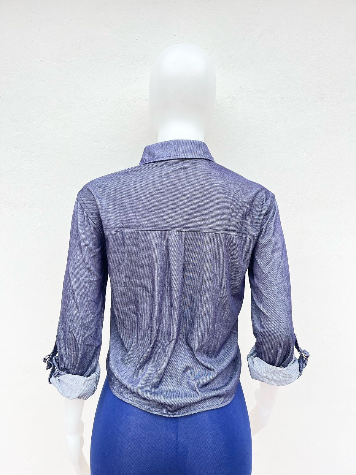 Camisa azul marino estilo Jean con mangas dobladas.