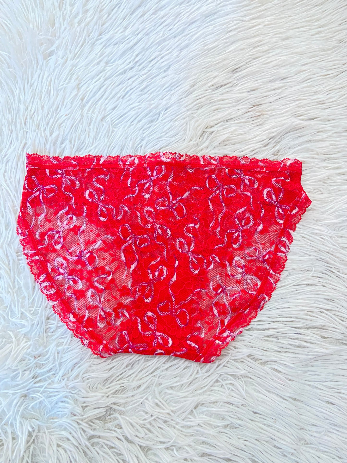 Panti VICTORIA’S SECRET ORIGINAL rojo en encaje con flores rosadas.