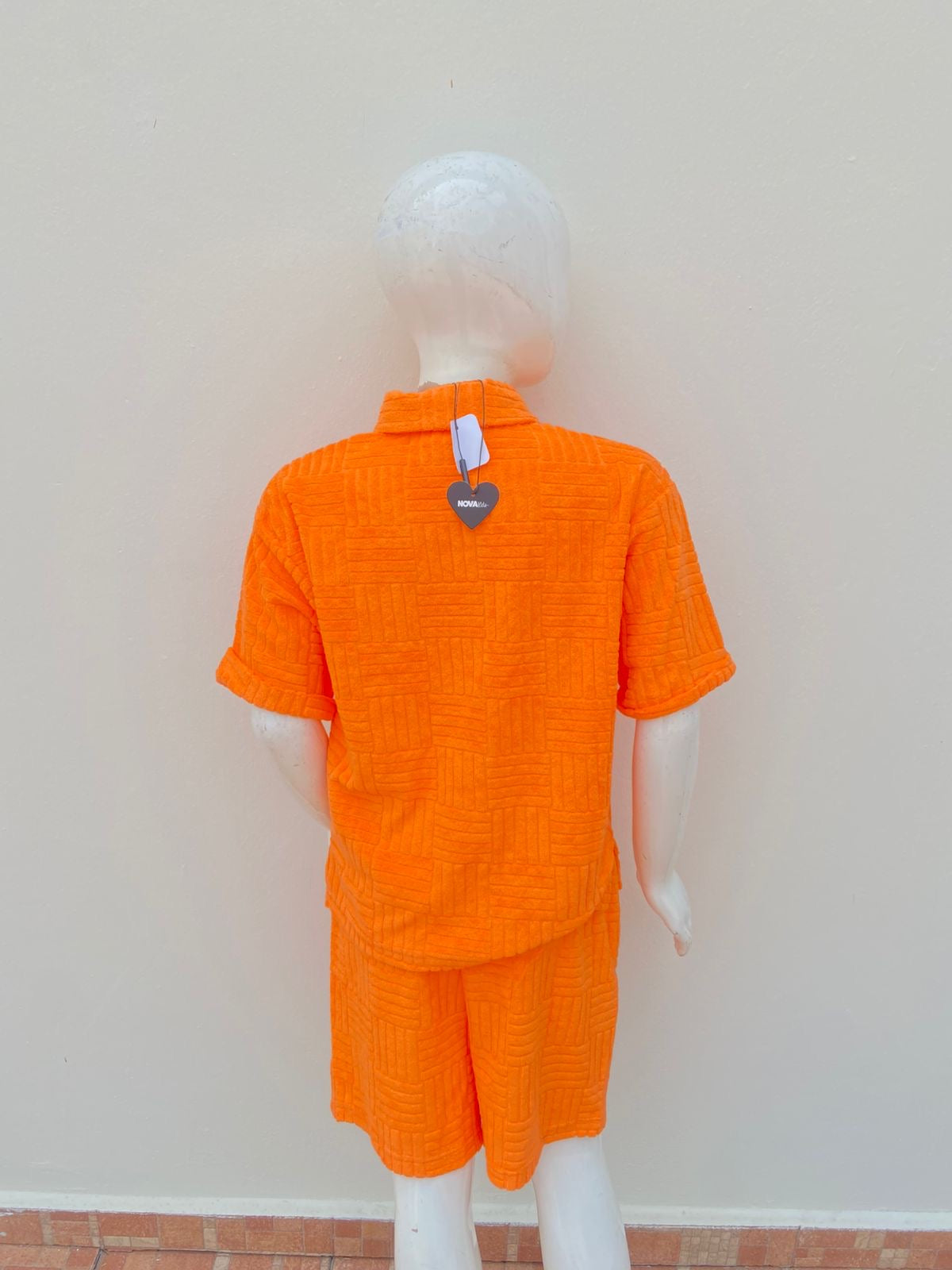 Conjunto para niñas, short y camisa en color naranja con estampado de lineas en tela terciopelo