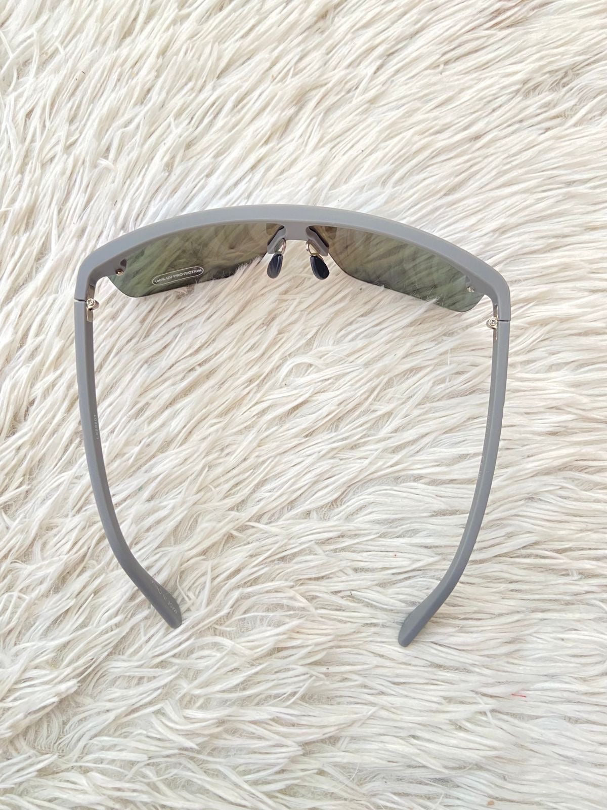 Lentes, diseñados con protección UV 100-400 para proteger tu visión. Azul con montura en gris y micas que cambian de color.