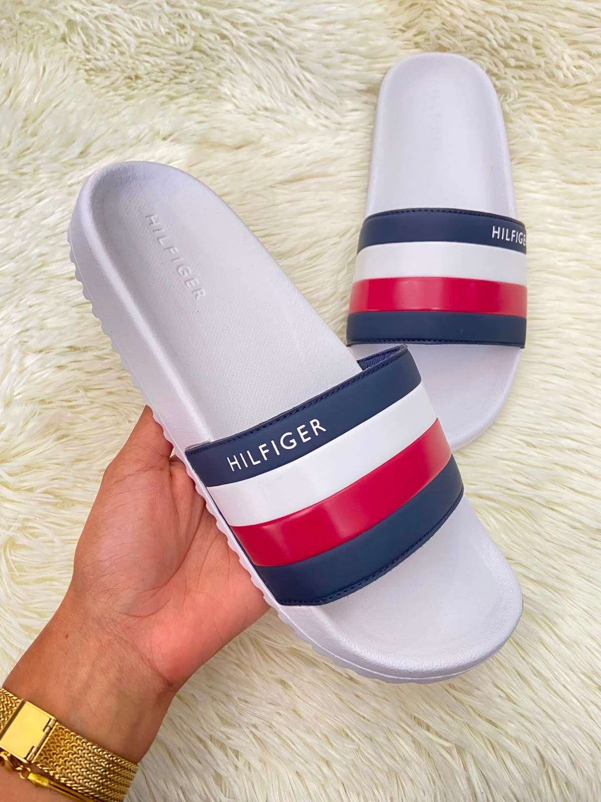 Sandalias TOMMY HILFIGER original, blanca con banda TOMMY en color rojo, blanco y azul y letras HILFIGER.