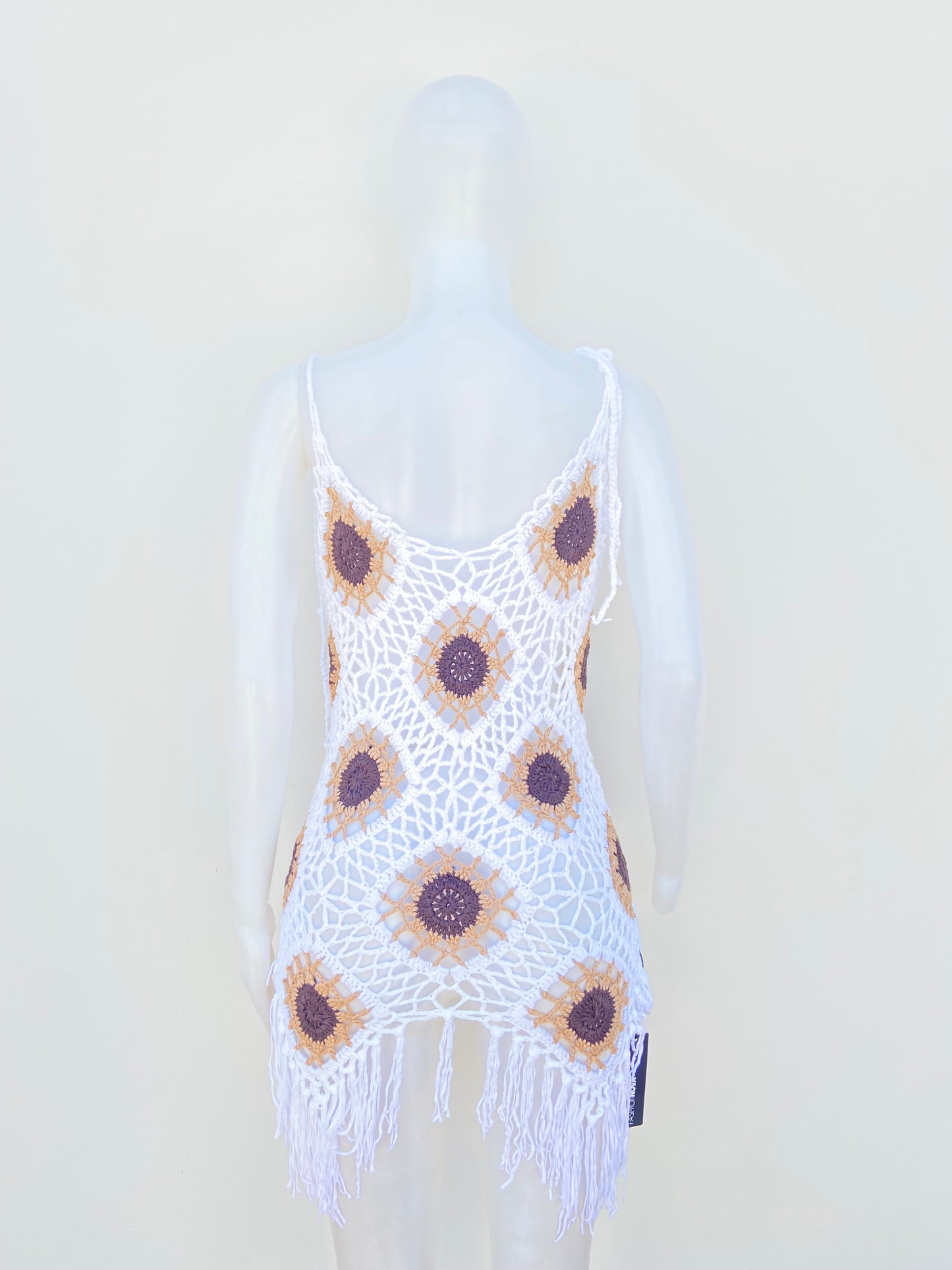 Cover Up/ Salida de playa color blanco con estampado de girasoles en tela crochet.