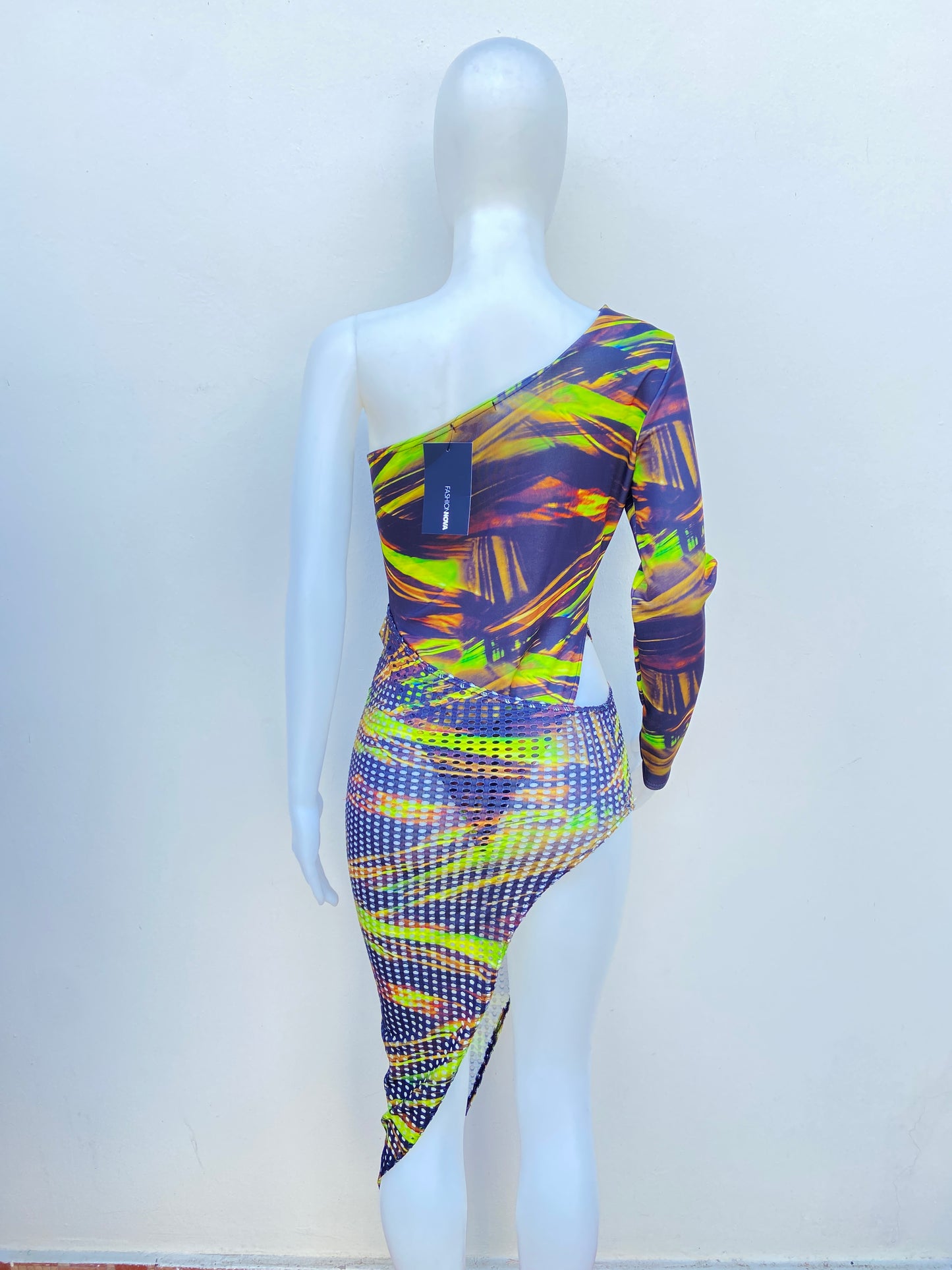 Vestido Fashion Nova original negro combinado con verde y marron, estilo body.