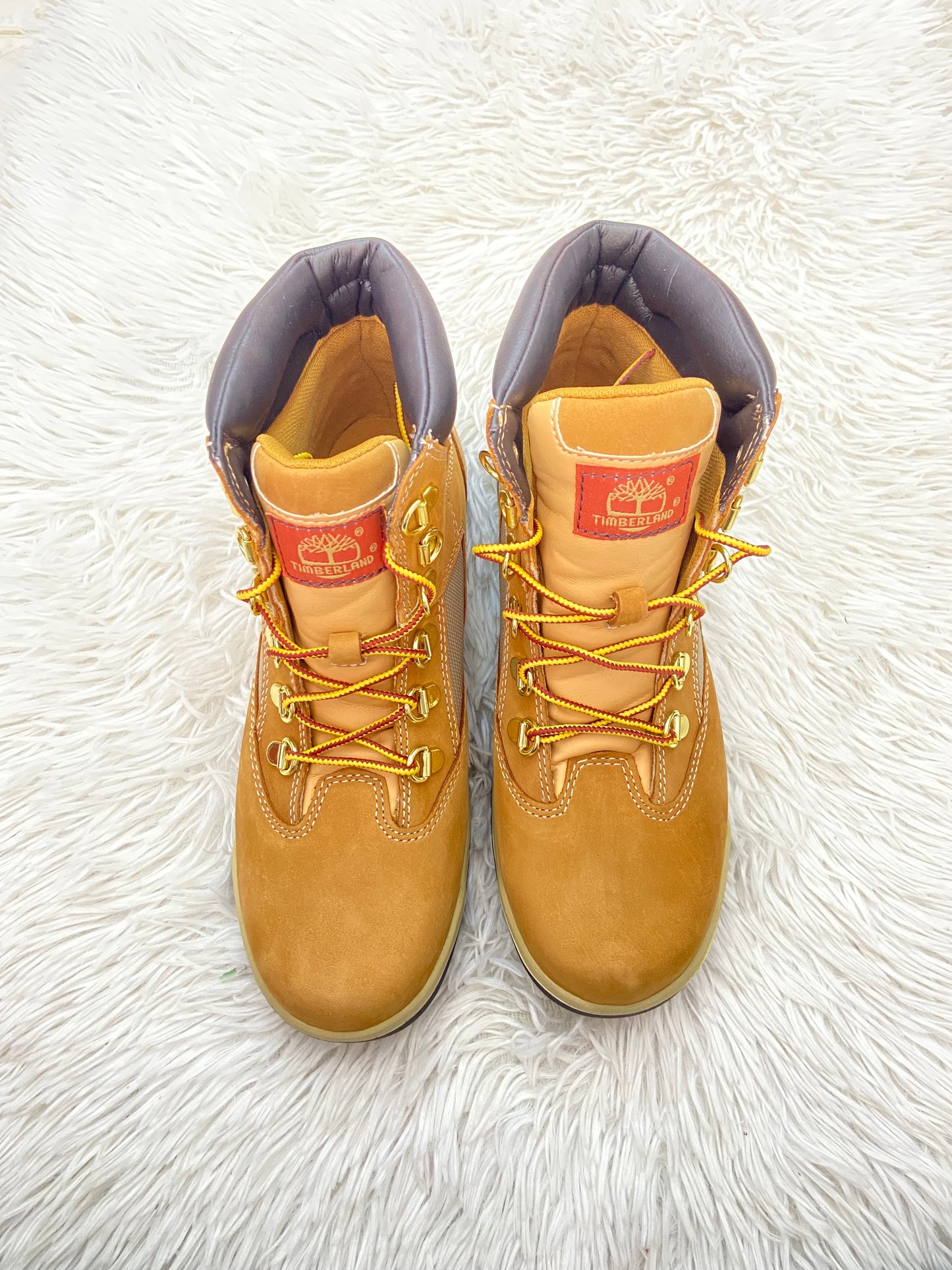 Botas TIMBERLAND original marron con suela en color negro y crema y logotipo de la marca al lado y en frente.