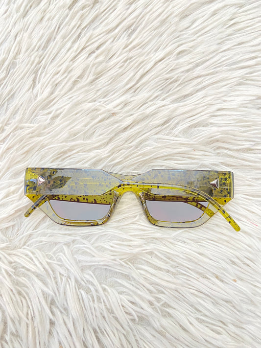 Lentes, diseñados con protección UV 100-400 para proteger tu visión. Verde/amarillo con estampado y micas marrones.