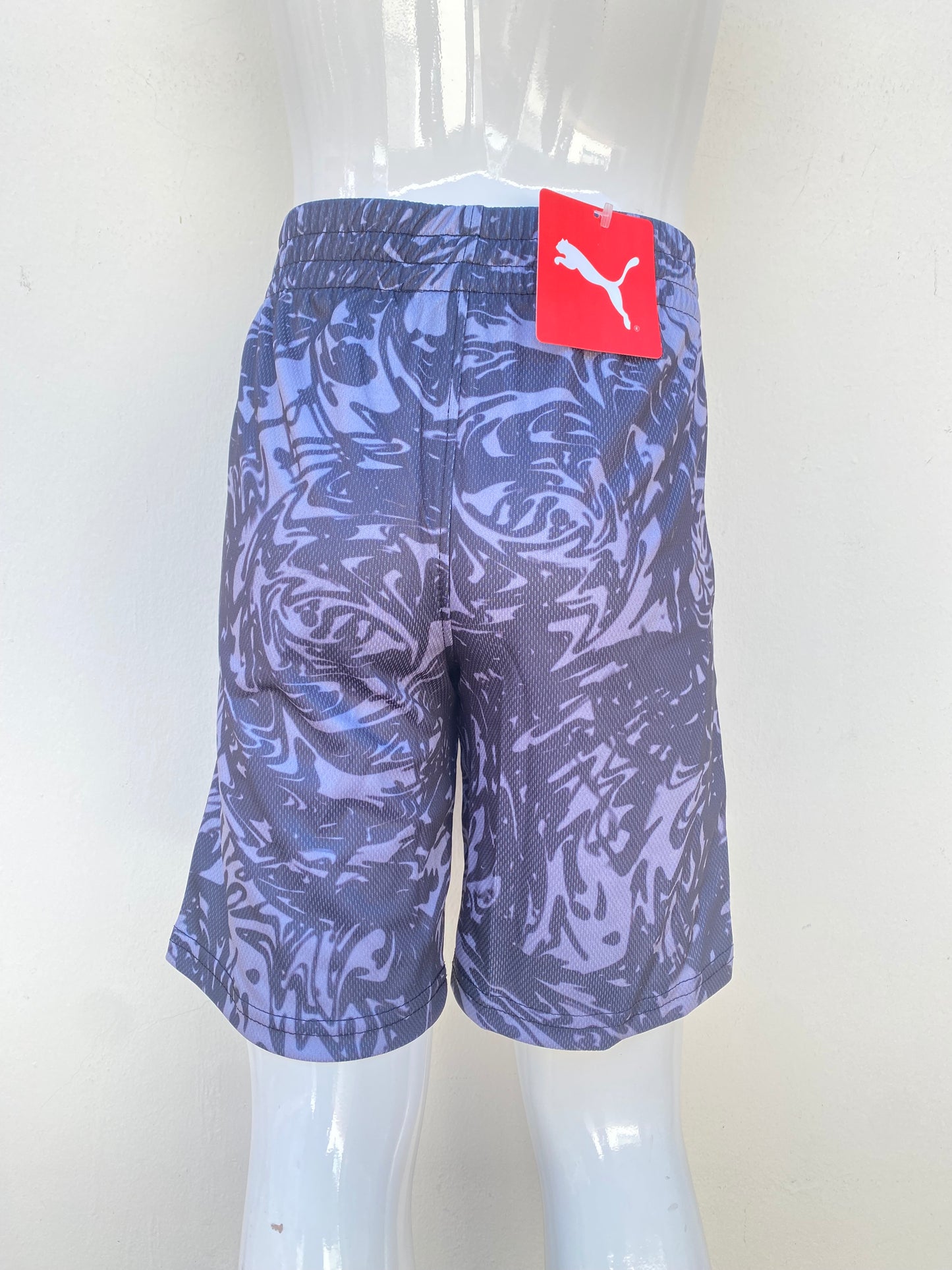 Bermuda niños Puma original, negra con gris, con letras de la marca en blanco.