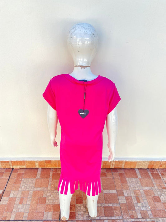 Vestido, rosado fucsia con letras SASSY ( atrevida )en negro y tiras en la parte inferior.