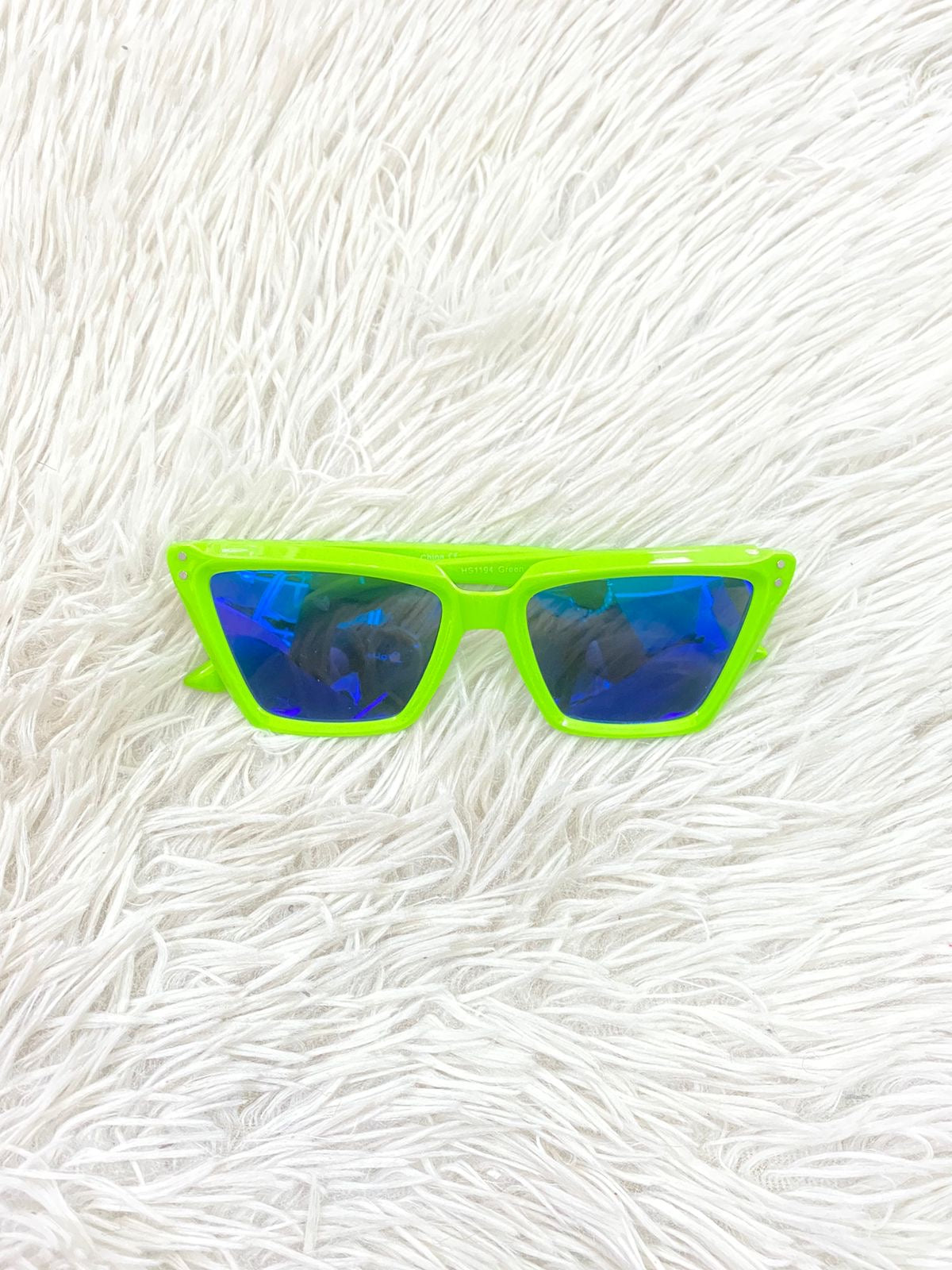 Lentes Fashion Nova original verde con micas en color azul.