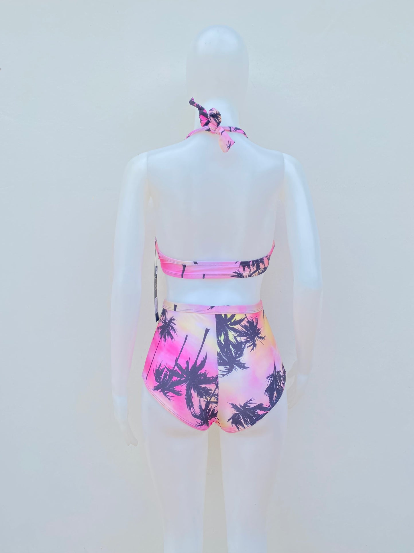 Biquini, de dos piezas Rosado con estampado de palmeras.