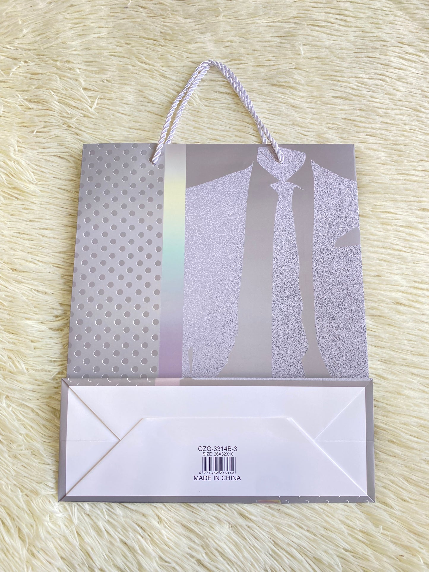 Shopping gris con traje gris brillante en el centro. MEDIANO