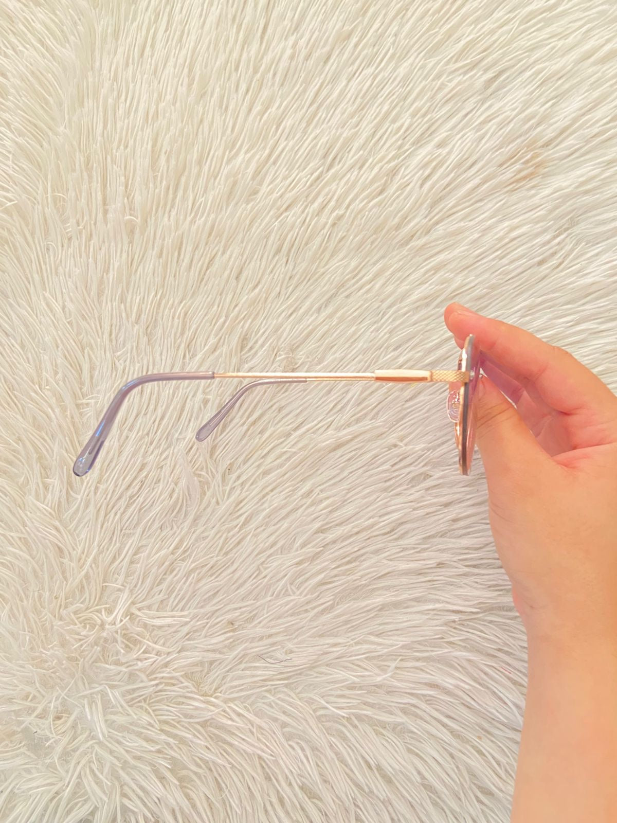 Lentes GUESS Original con marco en color dorado con micas grandes en color azules/rosada y letra guess al frente.