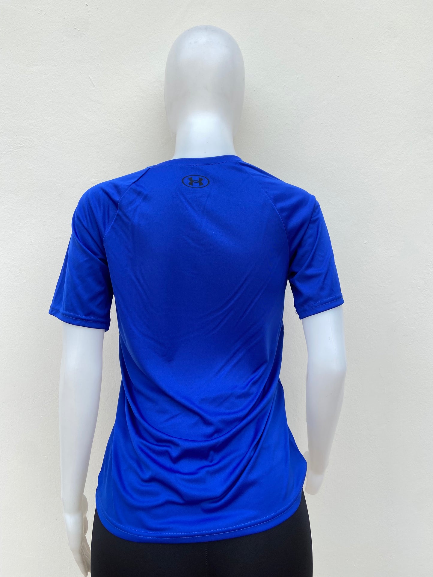 T-shirt Under Armour original azul con estampado de una bola en color blanco.