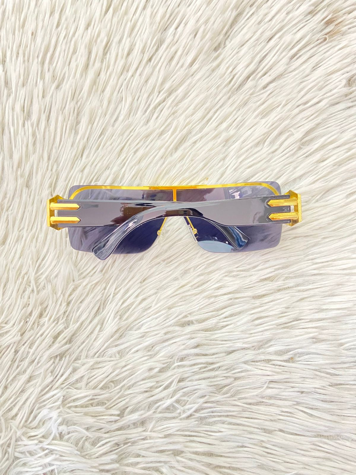 Lentes en color negro con detalles dorados dos lineas en los lados y micas oscuras