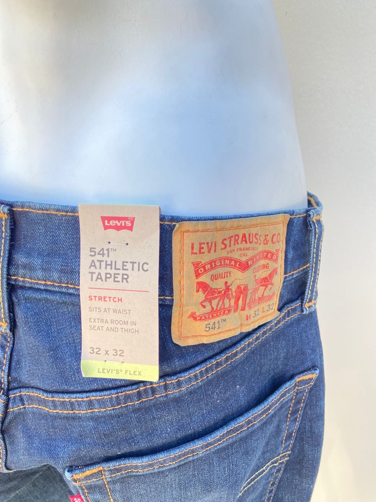 Pantalón Jean Levi’s original, azul oscuro liso, con costura en hilo marrón.