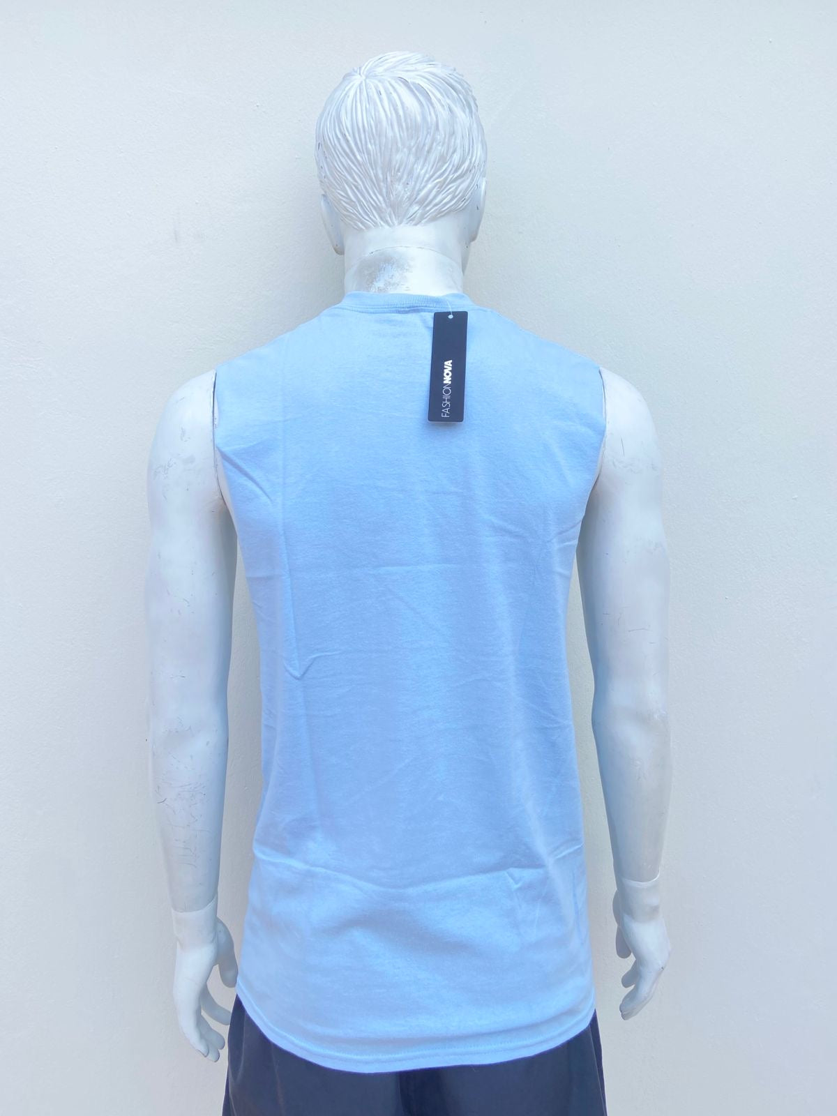 Franela azul con letras en color azul y rojo al frente, EQUIPPED BY GOD.