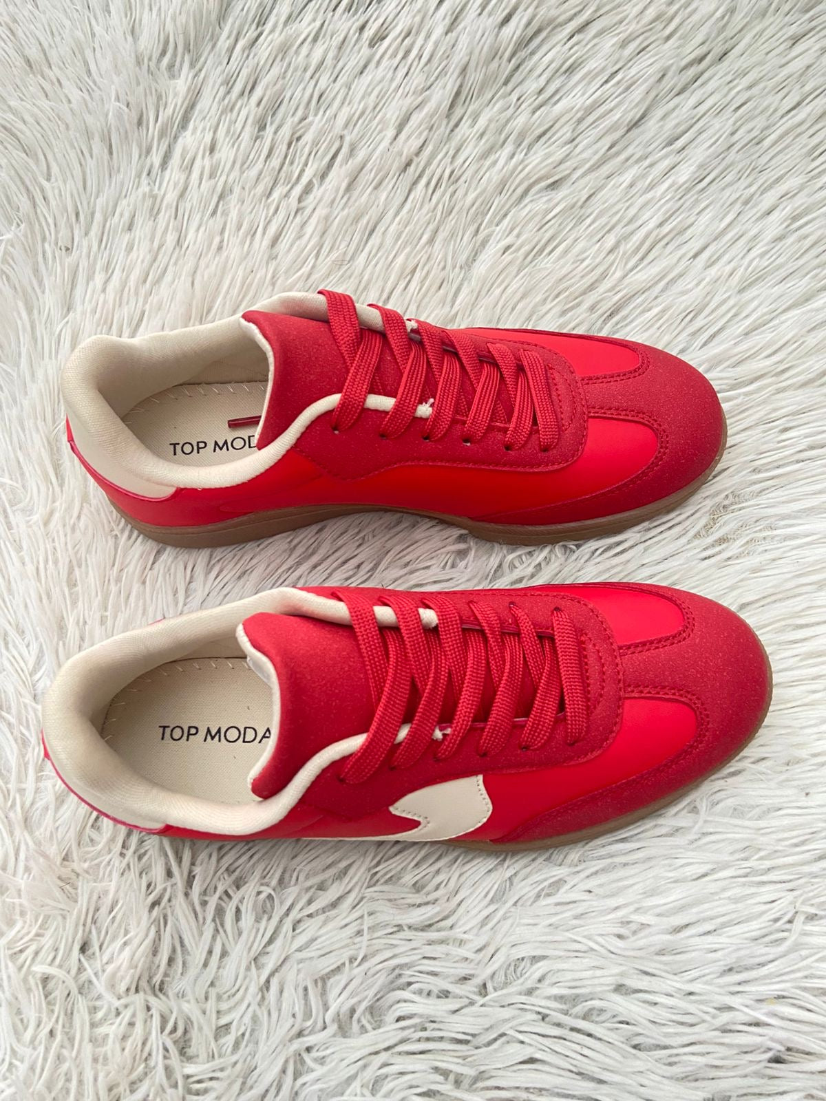 Tenis TOP MODA original, rojo con crema y suelas en color marrón.