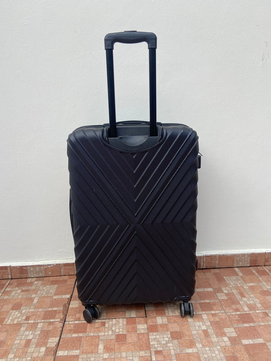 Maleta TAHARI Original, en negra. Material ABS resistente al agua. Asa telescópica ajustable. Interior con doble compartimento