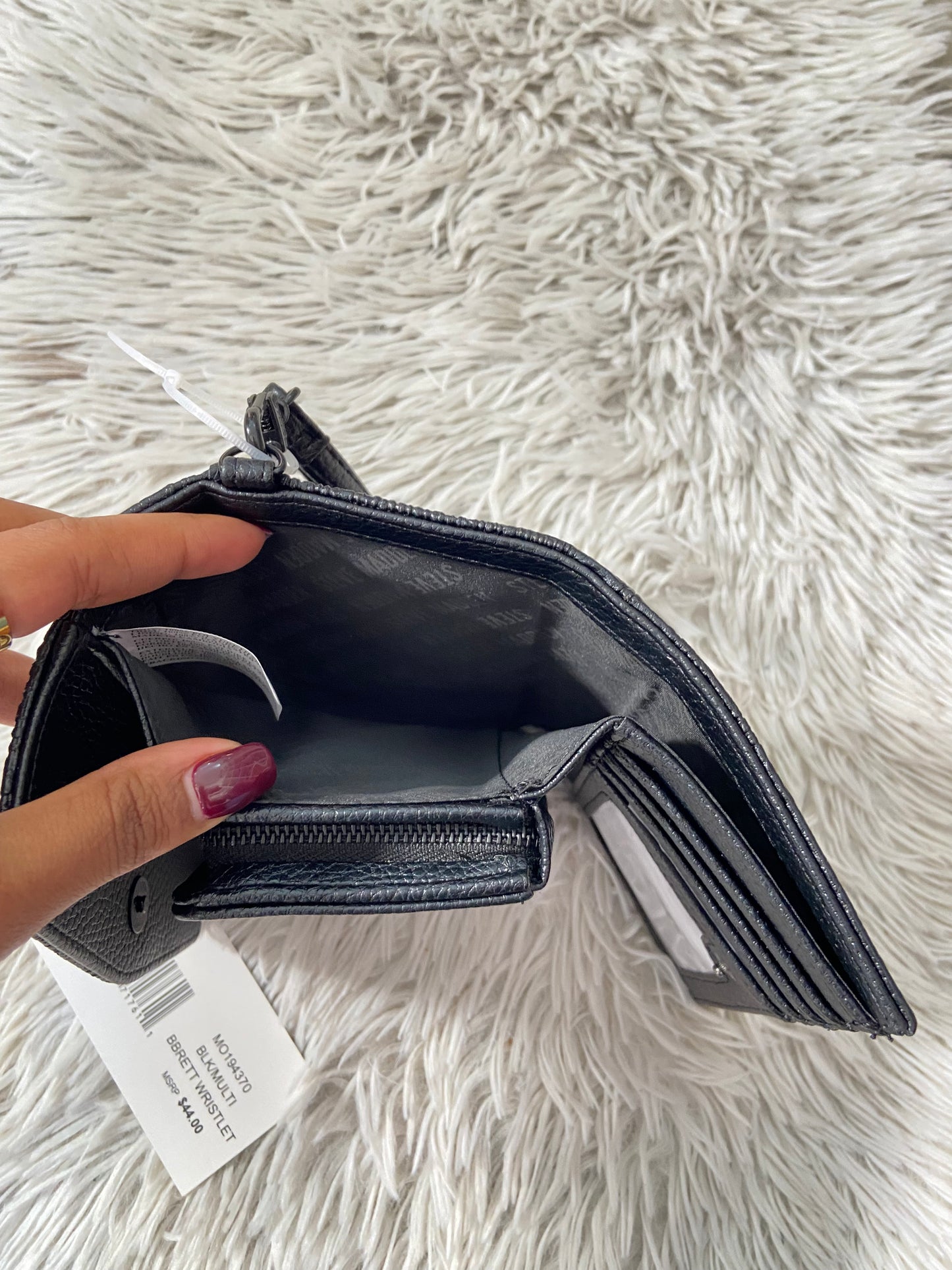 Monedero STEVE MADDEN Original negro con estampado de la marca y placa SM en frente.