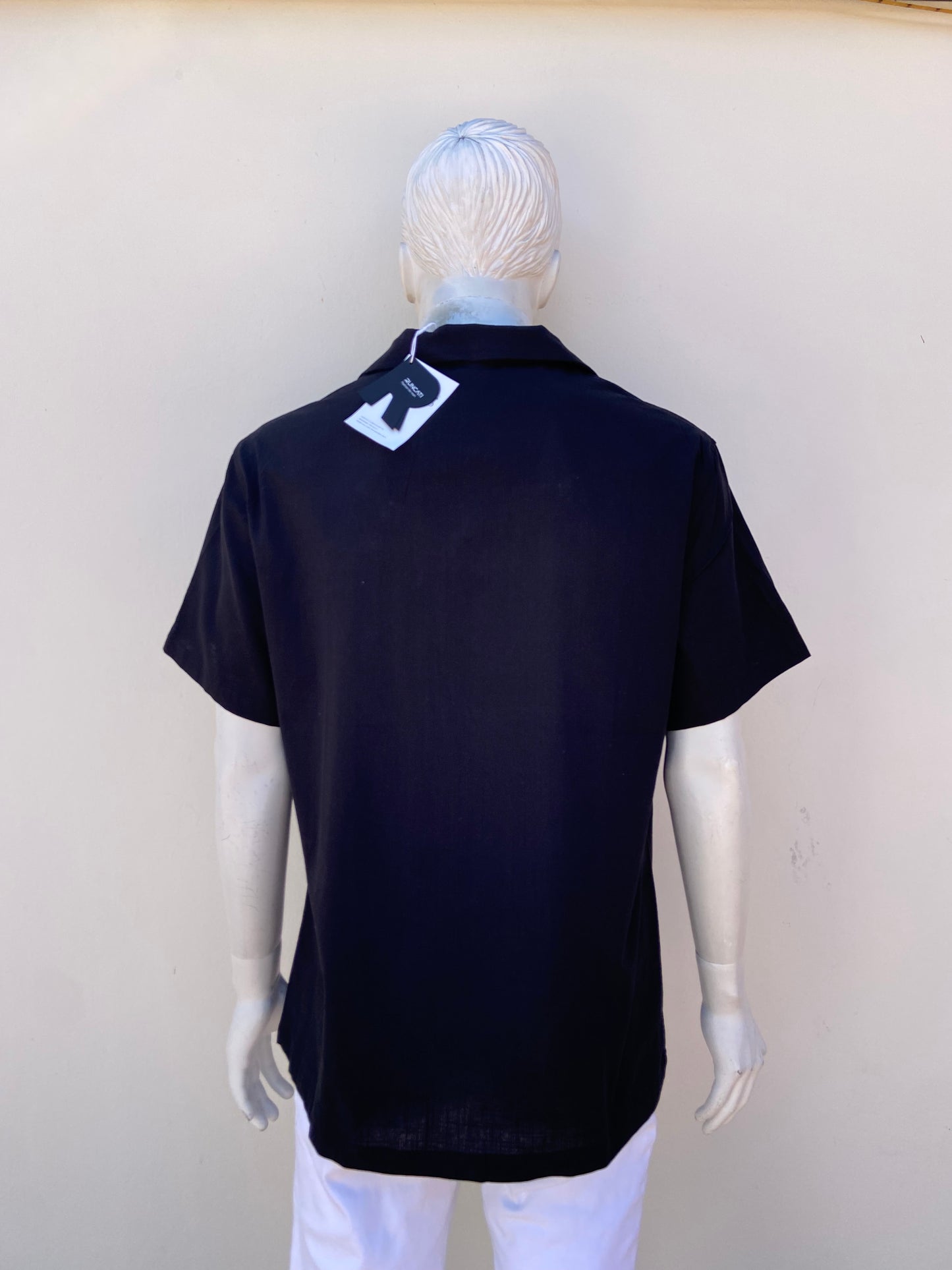 Camisa 70% algodon 30% lino RUNCATI original, negra lisa, con botones en color negro.