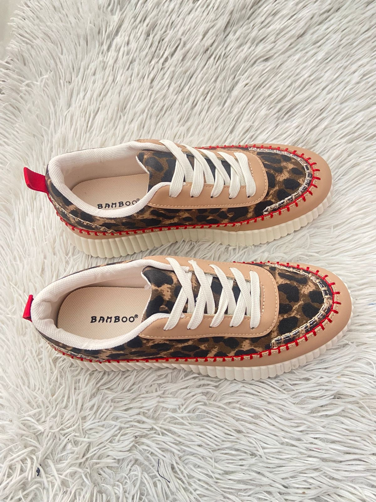 Tenis BAMBOO original crema con estampado de animal print y rojo en plataforma.