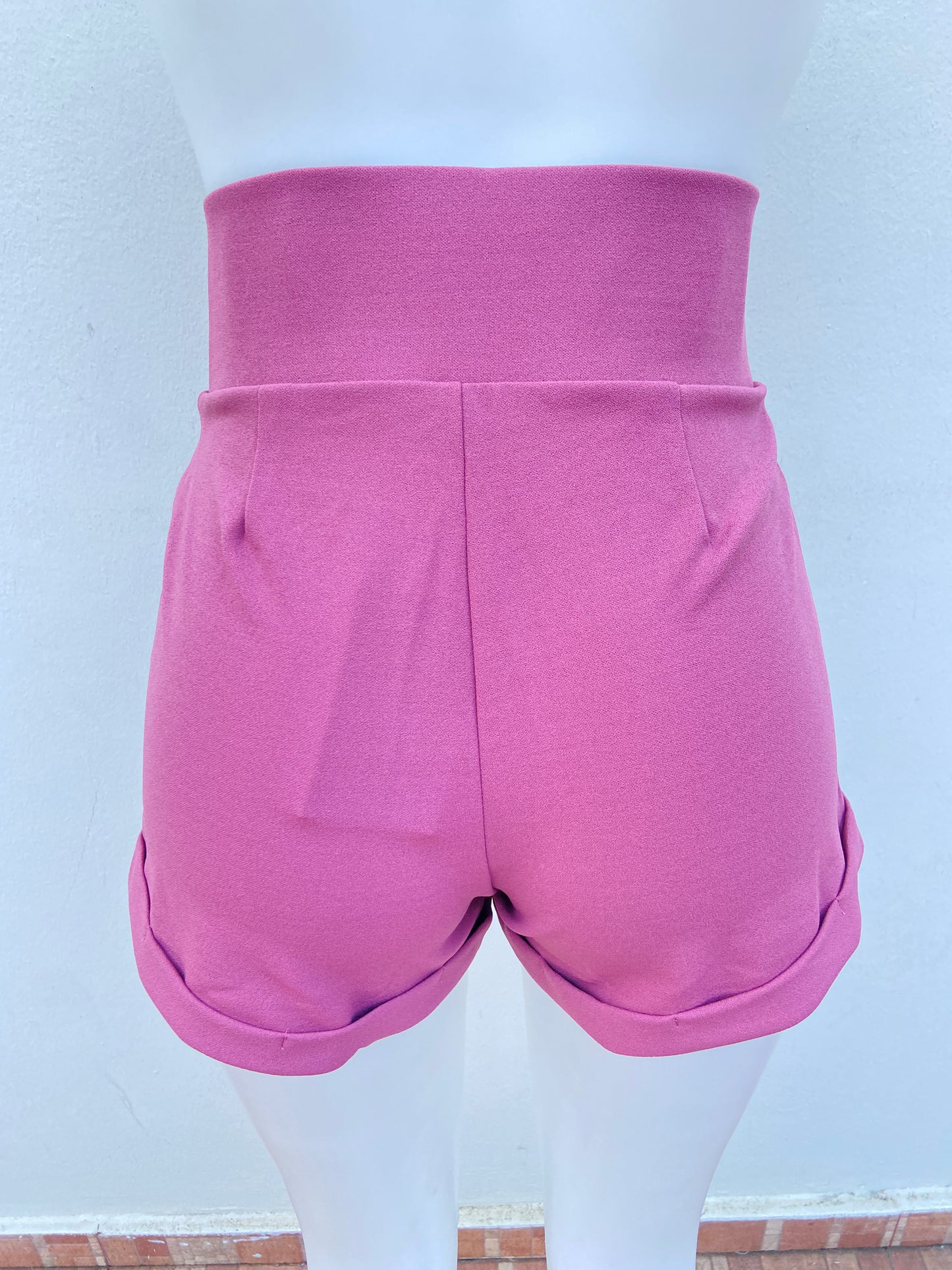 Short, rosado opaco palo ( mauve), con detalles de línea.