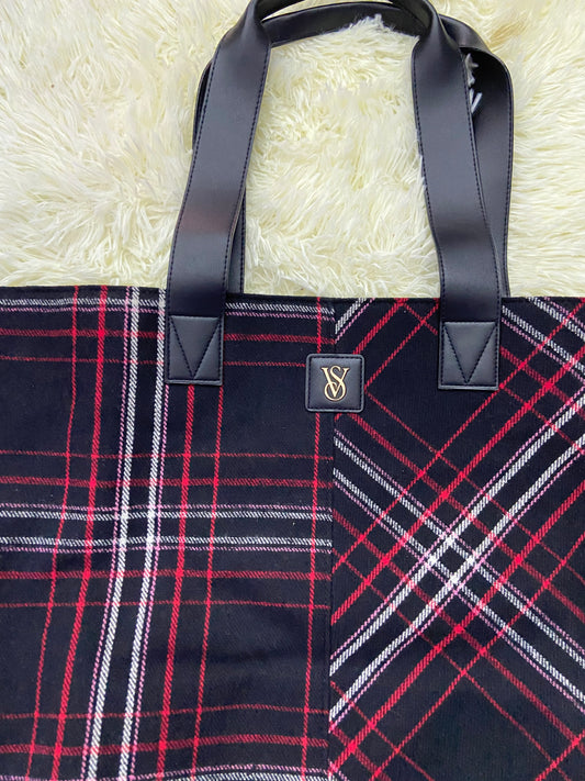 Bulto/Cartera VICTORIA’S SECRET original negro con rayas en color rojo, rosado y blanco y placa VS en dorado, tela.
